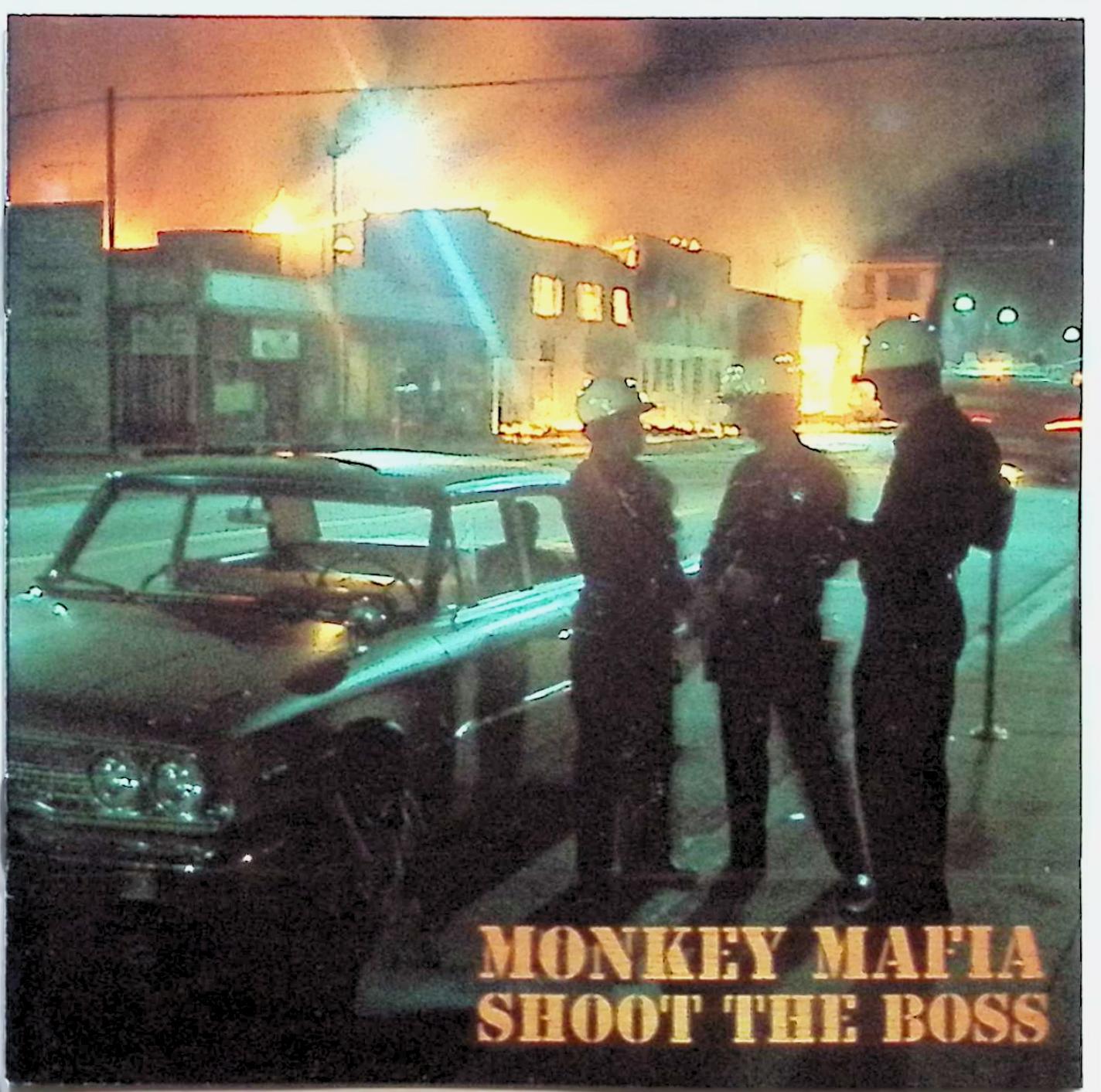 「 Shoot the Boss」 Monkey Mafia 1. MAKE JAH MUSIC 2. BLOW THE WHOLE JOINT UP 3. I AM FRESH 4. LION IN THE HALL 5. STEPPAS BALL 6. WORK MI BODY 7. WARD 10 8. THE WHORE OF BABYLON 9. METRO LOVE 10. HEALING OF THE NATION 11. RETREAT WICKED MAN 12. LONG AS I CAN SEE THE LIGHT JAN： 0743215767022 ◇ディスクにわずかに小傷があります。 🐾 安心の検品・保証 当店ではすべての商品を1点ずつ丁寧に検品したうえで出品しております。 万が一、商品に不備がございましたら、商品到着日から30日以内であれば返品・返金を承ります。どうぞ安心してご利用ください。 🐾 送料無料・スピード発送 AM11時までのご注文は、日本郵便〈ゆうメール〉にて当日発送いたします。 ※ゆうメールは土日祝日の配達がございません。あらかじめご了承ください。 商品は防水クッション封筒で丁寧に梱包し、ポストへお届けします。 🐾 まとめ買いがおトク！クーポン配布中 2点以上のご購入　→　100円引き 4点以上のご購入　→　400円引き 8点以上のご購入　→　1000円引きDISC PLUSは映画・音楽好きのための専門中古ショップです。 レア盤、絶版アイテム、懐かしの名作など、毎日新商品入荷中！ 🐾 まとめ買いでおトクなクーポン配布中🐾