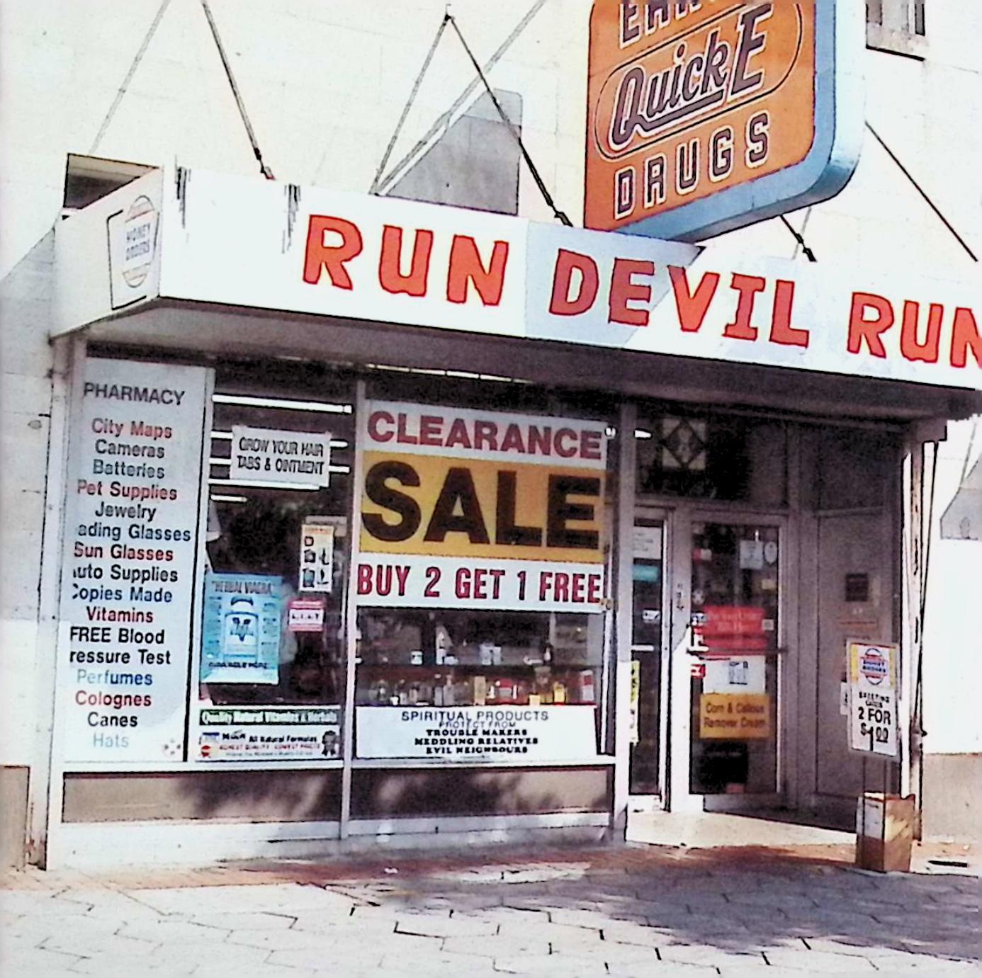 「 Run Devil Run」 ポ−ル・マッカ−トニ− 1 Blue Jean Bop 2 She Said Yeah 3 All Shook Up 4 Run Devil Run 5 No Other Baby 6 Lonesome Town 7 Try Not To Cry 8 Movie Mag 9 Brown Eyed Handsome Man 10 What It Is? 11 Coquette 12 I Got Stung 13 Honey Hush 14 Shake A Hand 15 Let's Have A Party JAN： 0724352235124 🐾 安心の検品・保証 当店ではすべての商品を1点ずつ丁寧に検品したうえで出品しております。 万が一、商品に不備がございましたら、商品到着日から30日以内であれば返品・返金を承ります。どうぞ安心してご利用ください。 🐾 送料無料・スピード発送 AM11時までのご注文は、日本郵便〈ゆうメール〉にて当日発送いたします。 ※ゆうメールは土日祝日の配達がございません。あらかじめご了承ください。 商品は防水クッション封筒で丁寧に梱包し、ポストへお届けします。 🐾 まとめ買いがおトク！クーポン配布中 2点以上のご購入　→　100円引き 4点以上のご購入　→　400円引き 8点以上のご購入　→　1000円引きDISC PLUSは映画・音楽好きのための専門中古ショップです。 レア盤、絶版アイテム、懐かしの名作など、毎日新商品入荷中！ 🐾 まとめ買いでおトクなクーポン配布中🐾