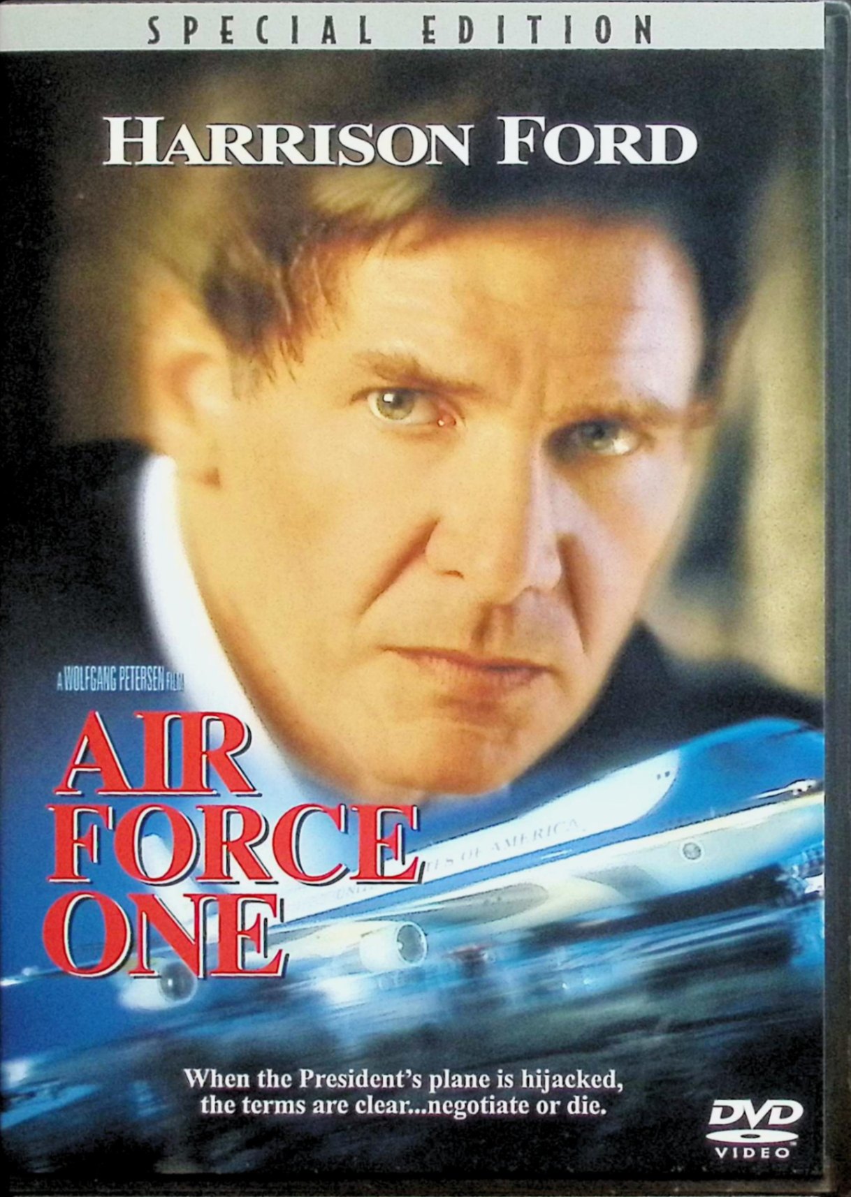 「 エアフォース・ワン 特別版 [DVD]」 ハリソン・フォード (出演), ゲイリー・オールドマン (出演), ウォルフガング・ペーターゼン (監督) ロシアで演説を終え、帰路についた合衆国大統領マーシャル。ところがTVクルーを装って乗り込んだテロリストが専用機を占拠。大統領は脱出したと見せかけ、反撃の機会を伺う。 実在の大統領専用機を舞台に繰り広げるパニック・アクション。「デビル」のハリソン・フォードが今度は大統領に扮して、ハイジャックしたテロリスト相手に、単身立ち向かう。 音声： 日本語・英語 字幕： 日本語・英語 JANコード： 4959241938503 🐾 安心の検品・保証 当店ではすべての商品を1点ずつ丁寧に検品したうえで出品しております。 万が一、商品に不備がございましたら、商品到着日から30日以内であれば返品・返金を承ります。どうぞ安心してご利用ください。 🐾 送料無料・スピード発送 AM11時までのご注文は、日本郵便〈ゆうメール〉にて当日発送いたします。 ※ゆうメールは土日祝日の配達がございません。あらかじめご了承ください。 商品は防水クッション封筒で丁寧に梱包し、ポストへお届けします。 🐾 まとめ買いがおトク！クーポン配布中 2点以上のご購入　→　100円引き 4点以上のご購入　→　400円引き 8点以上のご購入　→　1,000円引きDISC PLUSは映画・音楽好きのための専門中古ショップです。 レア盤、絶版アイテム、懐かしの名作など、毎日新商品入荷中！ 🐾 まとめ買いでおトクなクーポン配布中 🐾