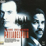 「 フィラデルフィア [DVD]」 トム・ハンクス (出演), デンゼル・ワシントン (出演), ジョナサン・デミ (監督) 「羊たちの沈黙」でアカデミー監督賞に輝いたJ・デミが、“エイズ“を真正面から描き、世界の注目を集めたヒューマン・ストーリー。フィラデルフィアのエリート弁護士アンドリューは、ある日エイズを宣告される。それに気付いた会社側は彼を即刻解雇。アンドリューはエイズ患者への不当な差別として訴訟を決意。しかし彼の弁護を引き受けようという者はいない。彼はやむなくかつて敵だった黒人弁護士ミラーのもとを訪れる。アンドリューの熱意にうたれたミラーは、奇妙な友情を感じながら、法廷に立つことになる……。本作でオスカーを獲得したT・ハンクスの鬼気迫る演技も秀逸だが、それ以上に音楽の使い方が抜群。ブルース・スプリングスティーンの美しい主題歌に加えて、アンドリューがマリア・カラスのアリアにのせて心情を語るシーンの激しさ、痛々しさは観る者の心を揺さぶってやまない。 受賞歴 第66回アカデミー賞 主演男優賞 / 歌曲賞 第44回ベルリン国際映画祭 コンペティション部門 銀熊賞（男優賞） 第51回ゴールデングローブ賞 ドラマ部門 主演男優賞 第51回ゴールデングローブ賞 主題歌賞 音声： 日本語・英語 字幕： 日本語 JANコード： 4988107078473 ◇帯付き 🐾 安心の検品・保証 当店ではすべての商品を1点ずつ丁寧に検品したうえで出品しております。 万が一、商品に不備がございましたら、商品到着日から30日以内であれば返品・返金を承ります。どうぞ安心してご利用ください。 🐾 送料無料・スピード発送 AM11時までのご注文は、日本郵便〈ゆうメール〉にて当日発送いたします。 ※ゆうメールは土日祝日の配達がございません。あらかじめご了承ください。 商品は防水クッション封筒で丁寧に梱包し、ポストへお届けします。 🐾 まとめ買いがおトク！クーポン配布中 2点以上のご購入　→　100円引き 4点以上のご購入　→　400円引き 8点以上のご購入　→　1,000円引きDISC PLUSは映画・音楽好きのための専門中古ショップです。 レア盤、絶版アイテム、懐かしの名作など、毎日新商品入荷中！ 🐾 まとめ買いでおトクなクーポン配布中