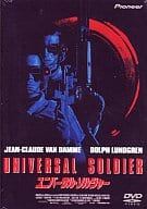 「 ユニバーサル・ソルジャー [DVD]」 ジャン・クロード・バンダム (出演), ドルフ・ラングレン (出演), ローランド・エメリッヒ (監督) 凶悪テロリストたちが観光客を人質にとるという事件が発生する。この危機をいとも簡単に解決してしまったのが、ペリー大佐率いる特殊部隊“ユニバーサル・ソルジャー“。戦死した後、蘇生された彼らは、記憶や人間性を剥奪された戦闘マシーンだった。この部隊の正体を暴くため、TVレポーター、ベロニカが基地に潜入するが、ソルジャーたちに捕らえられ、処刑されることに。その瞬間、一人の兵士リュックが記憶の断片を取り戻し、とっさにベロニカをかばい、彼女とともに逃走。一方、彼とは逆に戦場での狂気を思い出してしまった兵士スコットは、大佐をも殺し仲間を引き連れ、執拗に二人のあとを追う……。肉体派スター、J・C・ヴァン・ダムとD・ラングレン共演によるSFアクション。特に出世作「ロッキー4 炎の友情」以降、悪役が続いたラングレンの憎々しげなキャラクターが印象的。 音声： 日本語・英語 字幕： 日本語・英語 JANコード： 4988102773816 🐾 安心の検品・保証 当店ではすべての商品を1点ずつ丁寧に検品したうえで出品しております。 万が一、商品に不備がございましたら、商品到着日から30日以内であれば返品・返金を承ります。どうぞ安心してご利用ください。 🐾 送料無料・スピード発送 AM11時までのご注文は、日本郵便〈ゆうメール〉にて当日発送いたします。 ※ゆうメールは土日祝日の配達がございません。あらかじめご了承ください。 商品は防水クッション封筒で丁寧に梱包し、ポストへお届けします。 🐾 まとめ買いがおトク！クーポン配布中 2点以上のご購入　→　100円引き 4点以上のご購入　→　400円引き 8点以上のご購入　→　1,000円引きDISC PLUSは映画・音楽好きのための専門中古ショップです。 レア盤、絶版アイテム、懐かしの名作など、毎日新商品入荷中！ 🐾 まとめ買いでおトクなクーポン配布中 🐾