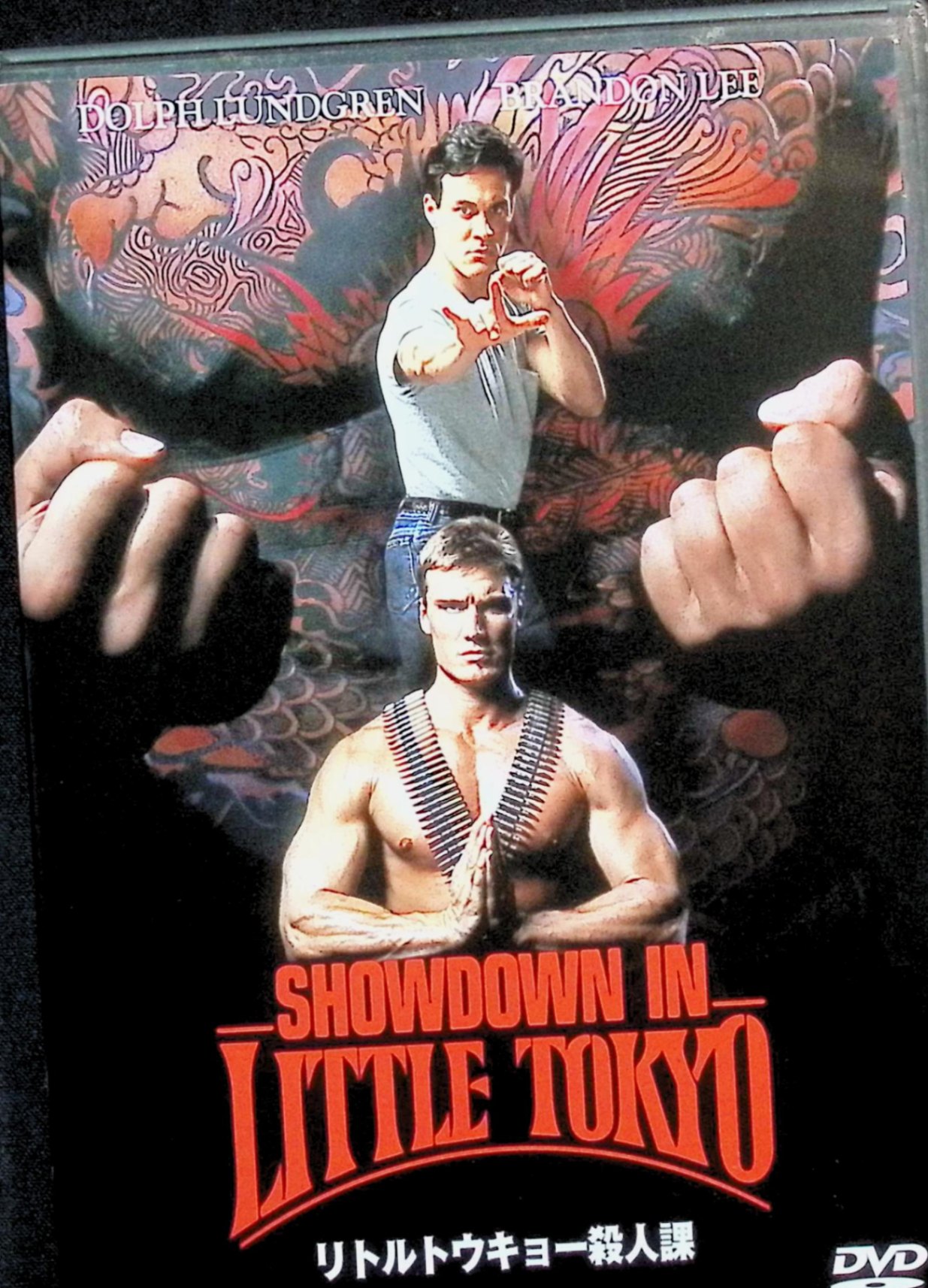 「 リトルトウキョー殺人課 [DVD]」 出演者 ドルフ・ラングレン、ブランドン・リー、ケイリー＝ヒロユキ・タガワ、ティア・カレル、トシロー・オバタ、フィリップ・タン 監督 マーク・L・レスター ロサンゼルスの日本人街・リトルトーキョーを舞台に、日本育ちで武道に精通する刑事クリス・ケナー（ドルフ・ラングレン）と、日系二世でアメリカナイズされた相棒ジョニー（ブランドン・リー）が、日本人ヤクザ組織「鉄の爪」と対決するアクション映画。麻薬密売と抗争の渦中で、ケナーは宿敵ヨシダ（ケイリー＝ヒロユキ・タガワ）と因縁の対決を果たす。東洋風の装飾とハリウッド的派手さが融合した、90年代的バイオレンス・アクションの代表格。​ ジャンル アクション／クライム／バディムービー 音声： 英語 字幕： 日本語・英語 JANコード： 4988135533500 🐾 安心の検品・保証 当店ではすべての商品を1点ずつ丁寧に検品したうえで出品しております。 万が一、商品に不備がございましたら、商品到着日から30日以内であれば返品・返金を承ります。どうぞ安心してご利用ください。 🐾 送料無料・スピード発送 AM11時までのご注文は、日本郵便〈ゆうメール〉にて当日発送いたします。 ※ゆうメールは土日祝日の配達がございません。あらかじめご了承ください。 商品は防水クッション封筒で丁寧に梱包し、ポストへお届けします。 🐾 まとめ買いがおトク！クーポン配布中 2点以上のご購入　→　100円引き 4点以上のご購入　→　400円引き 8点以上のご購入　→　1,000円引きDISC PLUSは映画・音楽好きのための専門中古ショップです。 レア盤、絶版アイテム、懐かしの名作など、毎日新商品入荷中！ 🐾 まとめ買いでおトクなクーポン配布中 🐾