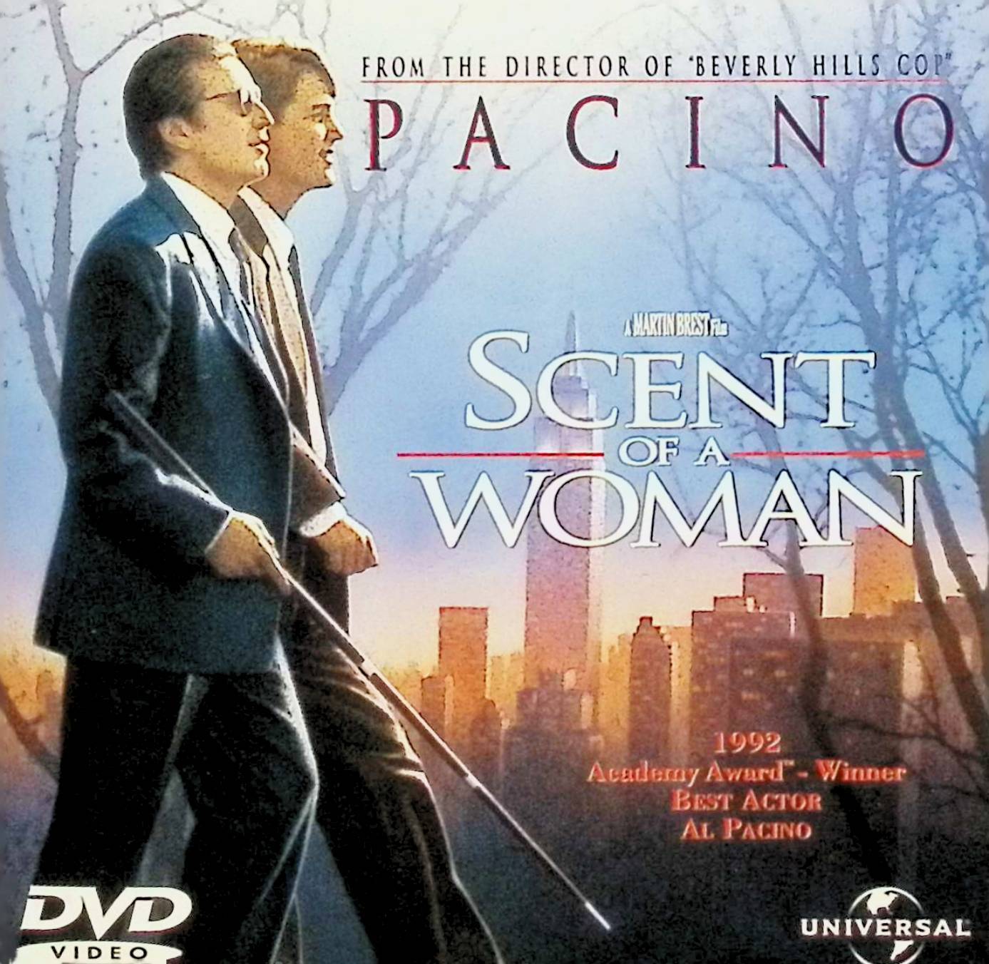 「 セント・オブ・ウーマン 夢の香り [DVD]」 アル・パチーノ (出演), クリス・オドネル (出演), マーティン・ブレスト (監督) 全寮制名門校の生徒チャーリーは、休暇中のアルバイトで全盲の元陸軍中佐フランクの世話をすることになる。人間嫌いとも思えるほど頑迷なフランクは、チャーリーを道先案内役としてニューヨークに旅に出る。最高のホテル、最高のレストラン、最高の車、そして最高の美女を求め歩くフランクに引きずり回されるチャーリーは面くらうが、実はこの旅には、一つの隠された目的があった……。年の差を超えた二人の男の心の触れ合いを描き、生きることの素晴らしさを謳い上げた感動作。盲目の退役軍人を演じたA・パチーノの複雑な人間心理を表現していく様は圧巻で、念願のアカデミー主演男優賞を射止めた。 監督：マーティン・ブレスト キャスト フランク・スレード中佐：アル・パチーノ チャーリー・シムズ：クリス・オドネル トラスク校長：ジェームズ・レブホーン ドナ：ガブリエル・アンウォー フィリップ・ホフマン 受賞歴 第65回アカデミー賞 主演男優賞 音声： 日本語・英語 字幕： 日本語・英語 JANコード： 4988102453510 🐾 安心の検品・保証 当店ではすべての商品を1点ずつ丁寧に検品したうえで出品しております。 万が一、商品に不備がございましたら、商品到着日から30日以内であれば返品・返金を承ります。どうぞ安心してご利用ください。 🐾 送料無料・スピード発送 AM11時までのご注文は、日本郵便〈ゆうメール〉にて当日発送いたします。 ※ゆうメールは土日祝日の配達がございません。あらかじめご了承ください。 商品は防水クッション封筒で丁寧に梱包し、ポストへお届けします。 🐾 まとめ買いがおトク！クーポン配布中 2点以上のご購入　→　100円引き 4点以上のご購入　→　400円引き 8点以上のご購入　→　1,000円引きDISC PLUSは映画・音楽好きのための専門中古ショップです。 レア盤、絶版アイテム、懐かしの名作など、毎日新商品入荷中！ 🐾 まとめ買いでおトクなクーポン配布中