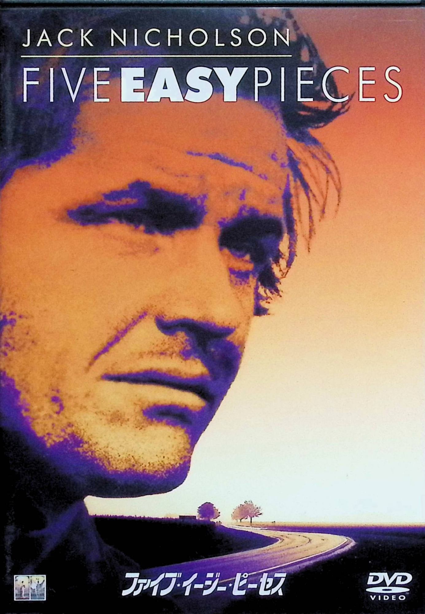 「 ファイブ★イージー★ピーセス [DVD]」 ジャック・ニコルソン、カレン・ブラック、スーザン・アンサーク、監督 ボブ・ラフェロスグ 元音楽一家の才人ボビーが石油労働者として無気力に生きる中、妊娠した恋人との関係や病床の父との対面でアイデンティティの危機に直面。階級と自由の狭間で彷徨う内省的なロードムービー風ドラマ。​ ジャンル ドラマ／ニューシネマ 音声： 英語 字幕： 日本語・英語 JANコード： 4547462015594 🐾 安心の検品・保証 当店ではすべての商品を1点ずつ丁寧に検品したうえで出品しております。 万が一、商品に不備がございましたら、商品到着日から30日以内であれば返品・返金を承ります。どうぞ安心してご利用ください。 🐾 送料無料・スピード発送 AM11時までのご注文は、日本郵便〈ゆうメール〉にて当日発送いたします。 ※ゆうメールは土日祝日の配達がございません。あらかじめご了承ください。 商品は防水クッション封筒で丁寧に梱包し、ポストへお届けします。 🐾 まとめ買いがおトク！クーポン配布中 2点以上のご購入　→　100円引き 4点以上のご購入　→　400円引き 8点以上のご購入　→　1,000円引きDISC PLUSは映画・音楽好きのための専門中古ショップです。 レア盤、絶版アイテム、懐かしの名作など、毎日新商品入荷中！ 🐾 まとめ買いでおトクなクーポン配布中