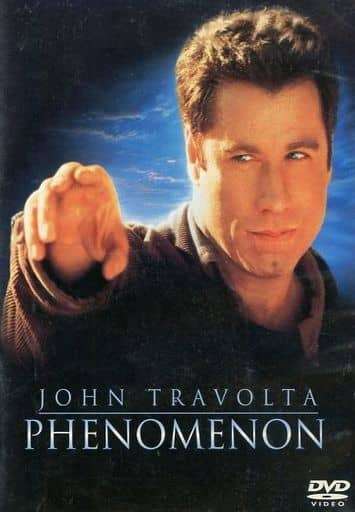 「 フェノミナン [DVD]」 ジョン・トラボルタ (出演), キーラ・セジウィック (出演), ジョン・タートルトープ (監督) カリフォルニア州の小さな田舎町ハーモンに住む人気者のジョージ。独身の彼は、最近町に越してきた家具アーティストのレースに思いを寄せる。そんな平凡な彼が37歳の誕生日の日に、夜空に輝く不思議な白い閃光を目撃してから人生が一変してしまう。突然天才に変身した彼に、不安を感じた親友たちは離れていくが……。突然、天才になってしまった男の悲哀を、あくまでもほのぼのとしたタッチで綴った好編。J・トラヴォルタが天からの思わぬ“ギフト“を静かに受け入れる主人公を演じている。 音声： 日本語・英語 字幕： 日本語・英語 JANコード： 4959241931207 🐾 安心の検品・保証 当店ではすべての商品を1点ずつ丁寧に検品したうえで出品しております。 万が一、商品に不備がございましたら、商品到着日から30日以内であれば返品・返金を承ります。どうぞ安心してご利用ください。 🐾 送料無料・スピード発送 AM11時までのご注文は、日本郵便〈ゆうメール〉にて当日発送いたします。 ※ゆうメールは土日祝日の配達がございません。あらかじめご了承ください。 商品は防水クッション封筒で丁寧に梱包し、ポストへお届けします。 🐾 まとめ買いがおトク！クーポン配布中 2点以上のご購入　→　100円引き 4点以上のご購入　→　400円引き 8点以上のご購入　→　1,000円引きDISC PLUSは映画・音楽好きのための専門中古ショップです。 レア盤、絶版アイテム、懐かしの名作など、毎日新商品入荷中！ 🐾 まとめ買いでおトクなクーポン配布中🐾