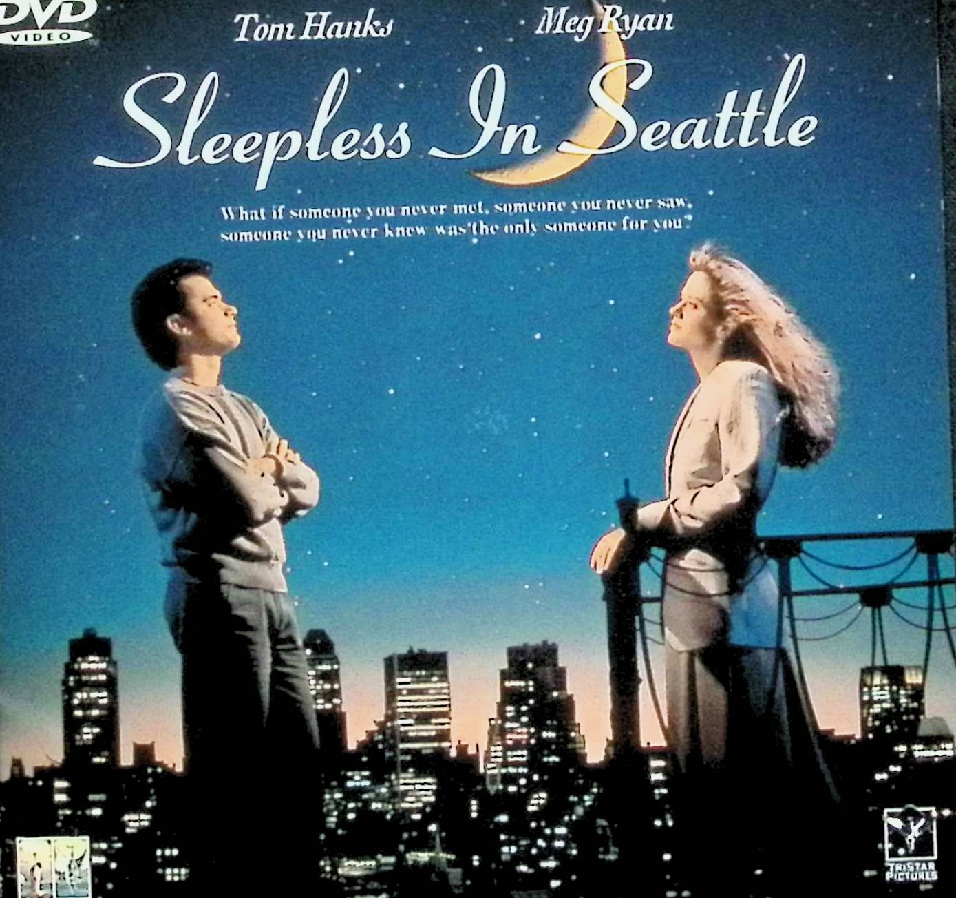 「 めぐり逢えたら【ワイド版】 [DVD]」 トム・ハンクス (出演), メグ・ライアン (出演), ノーラ・エフロン (監督) 妻を失ったショックから立ち直れないサム。心配する息子のジョナはラジオの人生相談に電話をする。その放送を聴いたアニーは、この見も知らぬ男性にしだいに惹かれていくのだが……。トム・ハンクスとメグ・ライアンの黄金コンビによるラヴ・ロマンス。 音声： 日本語・英語 字幕： 日本語 JANコード： 4988107093773 ◇帯付き、ディスクにわずかに小傷があります。 🐾 安心の検品・保証 当店ではすべての商品を1点ずつ丁寧に検品したうえで出品しております。 万が一、商品に不備がございましたら、商品到着日から30日以内であれば返品・返金を承ります。どうぞ安心してご利用ください。 🐾 送料無料・スピード発送 AM11時までのご注文は、日本郵便〈ゆうメール〉にて当日発送いたします。 ※ゆうメールは土日祝日の配達がございません。あらかじめご了承ください。 商品は防水クッション封筒で丁寧に梱包し、ポストへお届けします。 🐾 まとめ買いがおトク！クーポン配布中 2点以上のご購入　→　100円引き 4点以上のご購入　→　400円引き 8点以上のご購入　→　1,000円引きDISC PLUSは映画・音楽好きのための専門中古ショップです。 レア盤、絶版アイテム、懐かしの名作など、毎日新商品入荷中！ 🐾 まとめ買いでおトクなクーポン配布中🐾