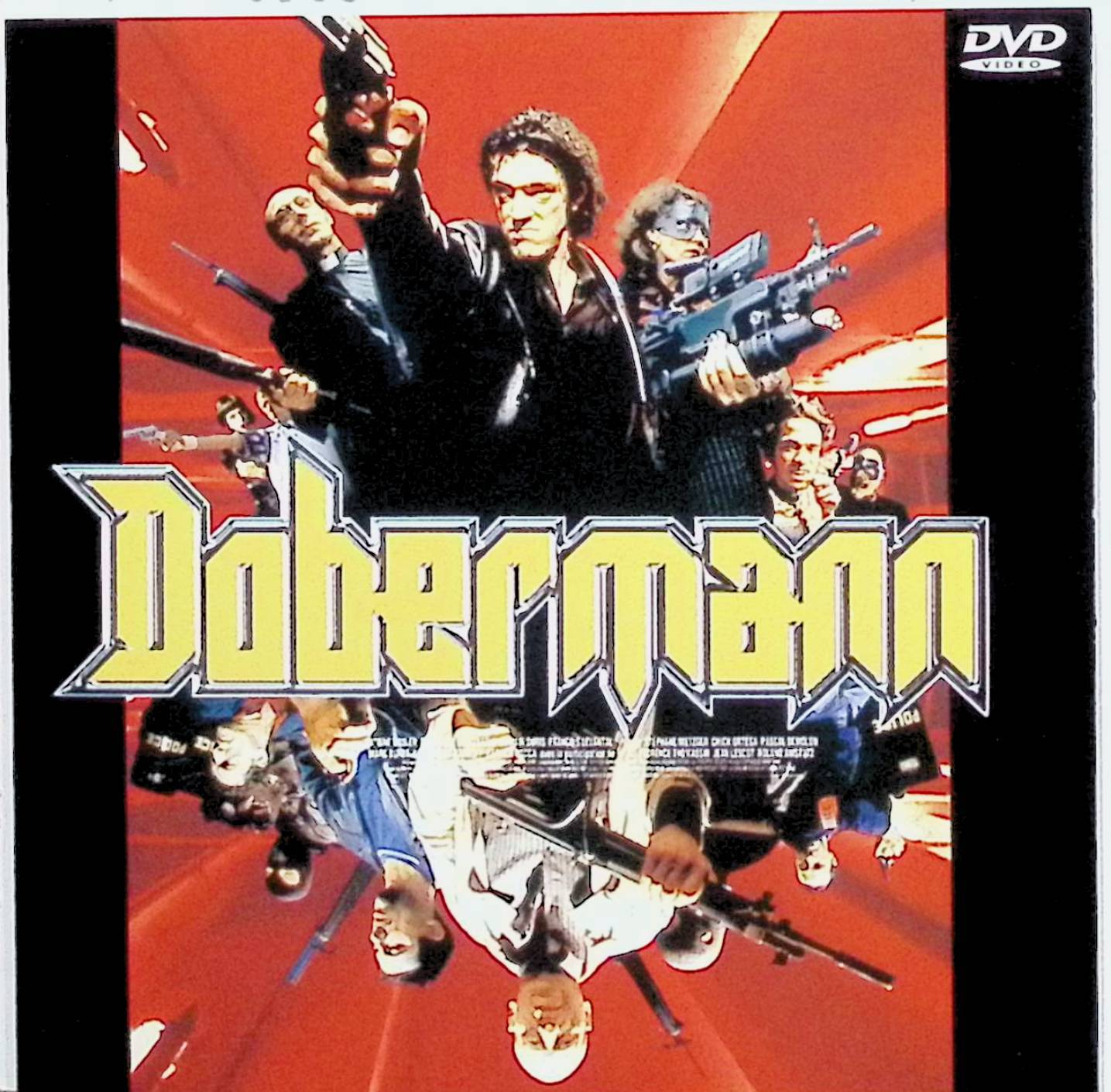 「 ドーベルマン [DVD]」 ヴァンサン・カッセル (出演), モニカ・ベルッチ (出演), ヤン・クーネン (監督) 7人の仲間と共に、軽やかなテクニックで銀行を襲撃し続ける男“ドーベルマン“。業を煮やした警察は、目的のためには手段を選ばない悪徳警部クリスチーニに全てを委ねた……。 疾走感あふれる映像と過激な描写で熱狂的なファンを獲得したウワサのフランス映画が到着。凄腕の強盗団と狂気の警部の直接対決を、CF出身の新人監督がビビッドに写し出す。 音声： 日本語・フランス語 字幕： 日本語 JANコード： 4988013302723 🐾 安心の検品・保証 当店ではすべての商品を1点ずつ丁寧に検品したうえで出品しております。 万が一、商品に不備がございましたら、商品到着日から30日以内であれば返品・返金を承ります。どうぞ安心してご利用ください。 🐾 送料無料・スピード発送 AM11時までのご注文は、日本郵便〈ゆうメール〉にて当日発送いたします。 ※ゆうメールは土日祝日の配達がございません。あらかじめご了承ください。 商品は防水クッション封筒で丁寧に梱包し、ポストへお届けします。 🐾 まとめ買いがおトク！クーポン配布中 2点以上のご購入　→　100円引き 4点以上のご購入　→　400円引き 8点以上のご購入　→　1,000円引きDISC PLUSは映画・音楽好きのための専門中古ショップです。 レア盤、絶版アイテム、懐かしの名作など、毎日新商品入荷中！ 🐾 まとめ買いでおトクなクーポン配布中 🐾
