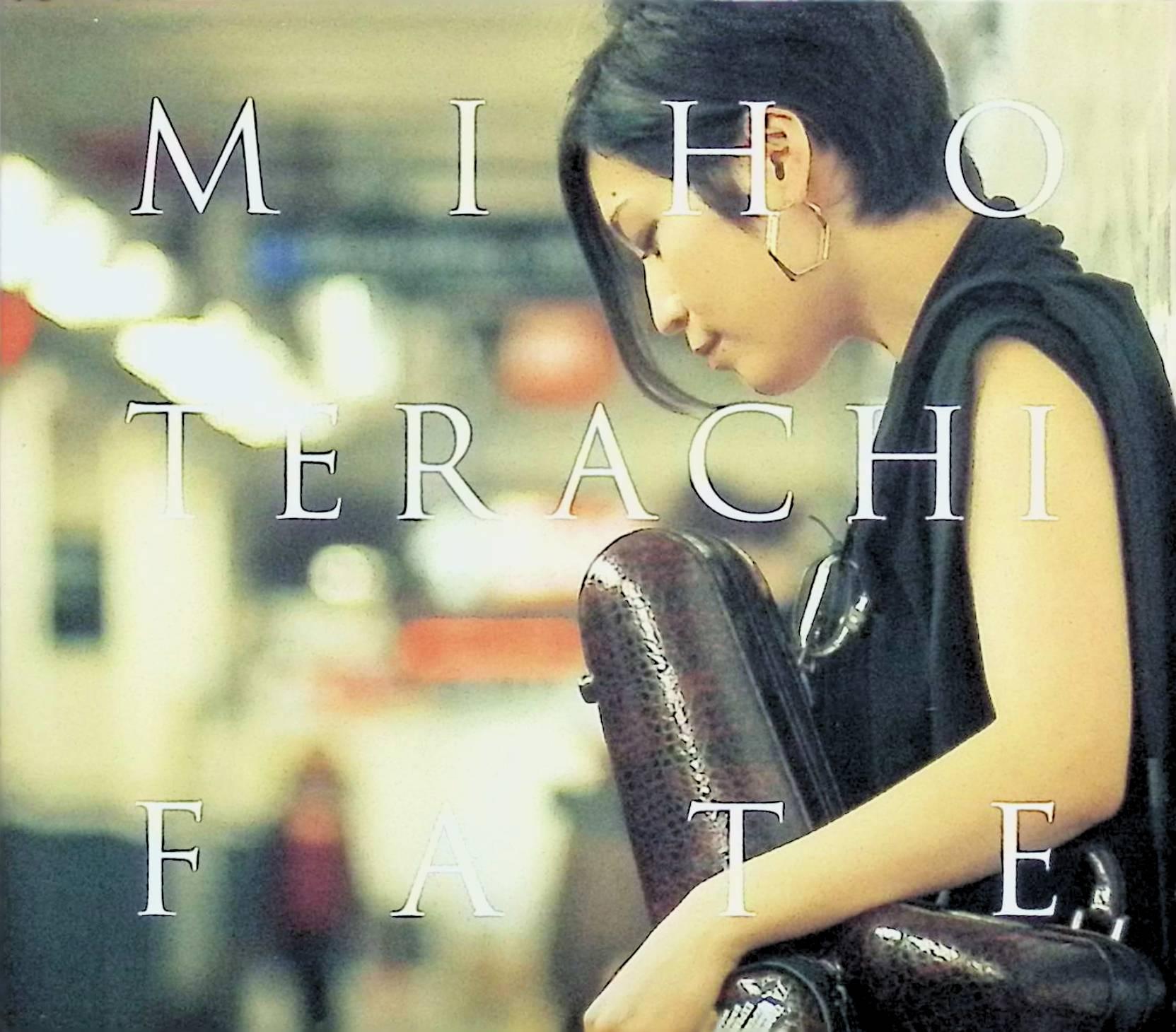 「 Fate（デジパック仕様）（サイン入り）」 寺地 美穂 1. Beyond the Rainbow 2. Beautiful Magic 3. Fate 4. Under the Sun 5. After the Rain JAN： 4988044930902 ◇ジャケット内側にサイン入り 🐾 安心の検品・保証 当店ではすべての商品を1点ずつ丁寧に検品したうえで出品しております。 万が一、商品に不備がございましたら、商品到着日から30日以内であれば返品・返金を承ります。どうぞ安心してご利用ください。 🐾 送料無料・スピード発送 AM11時までのご注文は、日本郵便〈ゆうメール〉にて当日発送いたします。 ※ゆうメールは土日祝日の配達がございません。あらかじめご了承ください。 商品は防水クッション封筒で丁寧に梱包し、ポストへお届けします。 🐾 まとめ買いがおトク！クーポン配布中 2点以上のご購入　→　100円引き 4点以上のご購入　→　400円引き 8点以上のご購入　→　1000円引きDISC PLUSは映画・音楽好きのための専門中古ショップです。 レア盤、絶版アイテム、懐かしの名作など、毎日新商品入荷中！ 🐾 まとめ買いでおトクなクーポン配布中 🐾