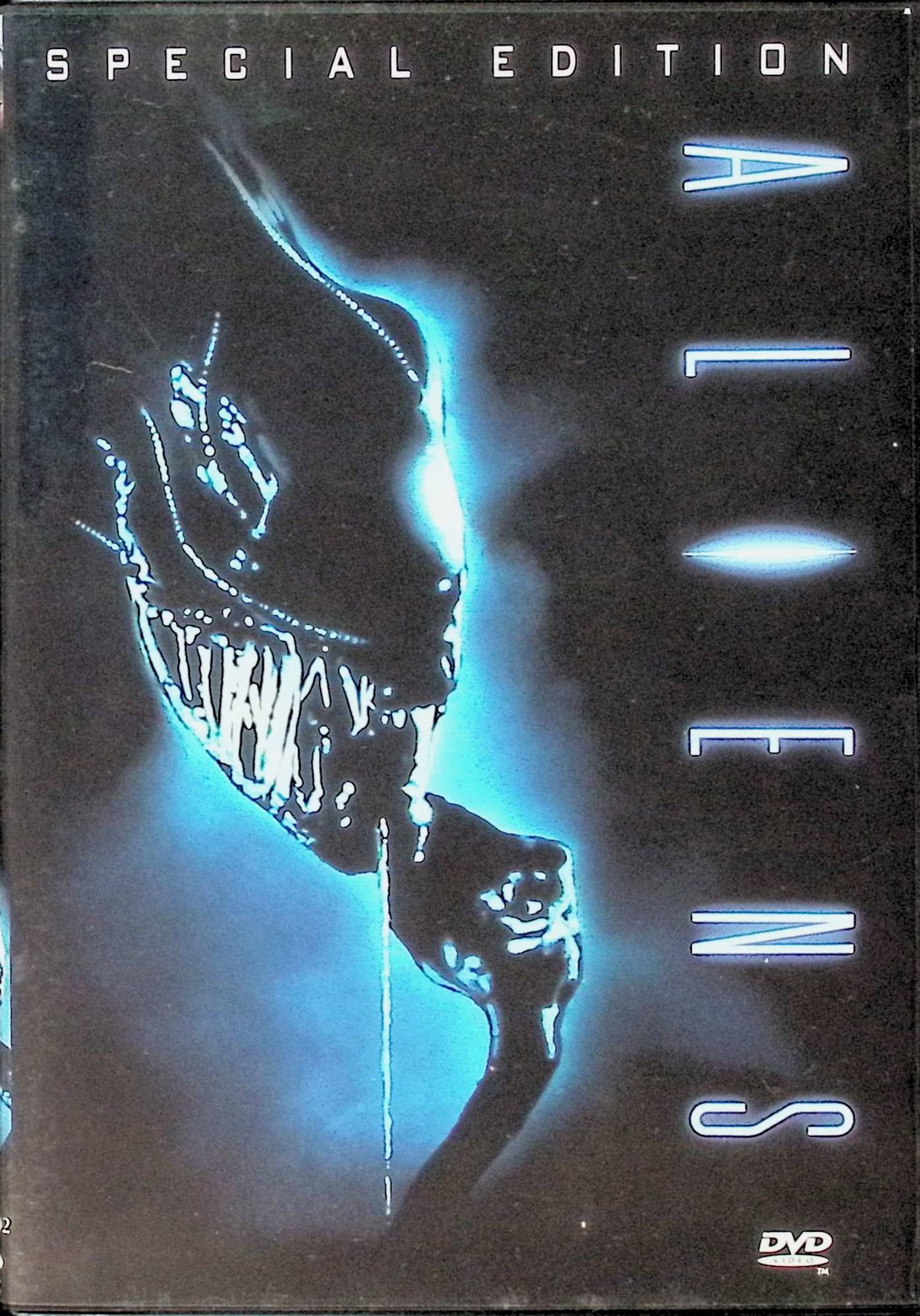 「 エイリアン2 完全版 [DVD]」 シガニー・ウィーバー (出演), マイケル・ビーン (出演), ジェームズ・キャメロン (監督) スイスの画家H・R・ギーガーによるエイリアン・デザインと、感情の一切入り込む余地のない完全無比の生命体であるという設定が、得もいわれぬ恐怖感を生み出した傑作「エイリアン」の続編。前作で唯一、エイリアンの襲撃から生きのびた、S・ウィーヴァー扮する女性航海士リプリーが、地球に無事生還したのもつかの間、今度はあの化け物を絶滅させる使命を帯びて、再度戦いを挑む……。前作が未知の生命体に対する恐怖感を軸にした、いわゆる“ホラー・ムービー“であったが、本作品はエイリアンとの直接対決を正面に据えた、“アクション映画“になっているのが特徴である。また一匹（体）しか登場しなかった前作に比べて、マザー・エイリアンを筆頭に無数のエイリアンが暴れまわるのも、大きな相違点の一つ。 音声： 日本語・英語 字幕： 日本語・英語 JANコード： 4988142237828 🐾 安心の検品・保証 当店ではすべての商品を1点ずつ丁寧に検品したうえで出品しております。 万が一、商品に不備がございましたら、商品到着日から30日以内であれば返品・返金を承ります。どうぞ安心してご利用ください。 🐾 送料無料・スピード発送 AM11時までのご注文は、日本郵便〈ゆうメール〉にて当日発送いたします。 ※ゆうメールは土日祝日の配達がございません。あらかじめご了承ください。 商品は防水クッション封筒で丁寧に梱包し、ポストへお届けします。 🐾 まとめ買いがおトク！クーポン配布中 2点以上のご購入　→　100円引き 4点以上のご購入　→　400円引き 8点以上のご購入　→　1,000円引きDISC PLUSは映画・音楽好きのための専門中古ショップです。 レア盤、絶版アイテム、懐かしの名作など、毎日新商品入荷中！ 🐾 まとめ買いでおトクなクーポン配布中 🐾