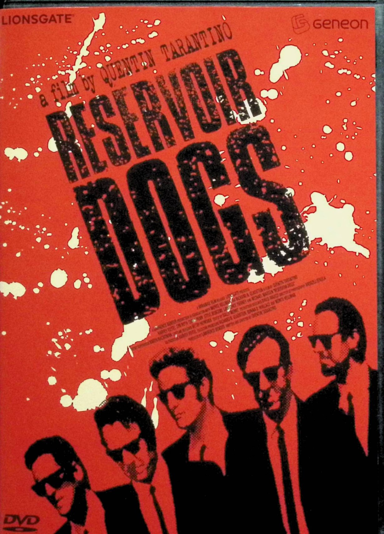 「 レザボア・ドッグス スペシャル・エディション (DVD2枚組)」 クエンティン・タランティーノ (出演, 監督), ハーヴェイ・カイテル (出演) Q・タランティーノが、スタンリー・キューブリック監督の「現金に体を張れ」に触発されて撮り上げたというバイオレンス・ドラマ。宝石強盗を実行するために集められた、お互いに名前も素性も知らない6人のクセ者たち。完璧な計画のはずが、彼らは警官隊の襲撃を受ける。誰かが警察に通じていたのだ。命からがら集合場所に集まった彼らの心に、仲間への不信感がわき起こる……。深作欣二監督の「仁義なき戦い」がお気に入りと語るタランティーノらしく、銃撃戦での激しく動き回るカメラや生々しい暴力描写には、その強い影響が見られる。H・カイテルをはじめ、硬派な魅力を発揮する個性派俳優たちのテンションの高い演技合戦も見もの。 音声： 日本語・英語 字幕： 日本語・英語 JANコード： 4988102477837 🐾 安心の検品・保証 当店ではすべての商品を1点ずつ丁寧に検品したうえで出品しております。 万が一、商品に不備がございましたら、商品到着日から30日以内であれば返品・返金を承ります。どうぞ安心してご利用ください。 🐾 送料無料・スピード発送 AM11時までのご注文は、日本郵便〈ゆうメール〉にて当日発送いたします。 ※ゆうメールは土日祝日の配達がございません。あらかじめご了承ください。 商品は防水クッション封筒で丁寧に梱包し、ポストへお届けします。 🐾 まとめ買いがおトク！クーポン配布中 2点以上のご購入　→　100円引き 4点以上のご購入　→　400円引き 8点以上のご購入　→　1,000円引きDISC PLUSは映画・音楽好きのための専門中古ショップです。 レア盤、絶版アイテム、懐かしの名作など、毎日新商品入荷中！ 🐾 まとめ買いでおトクなクーポン配布中 🐾