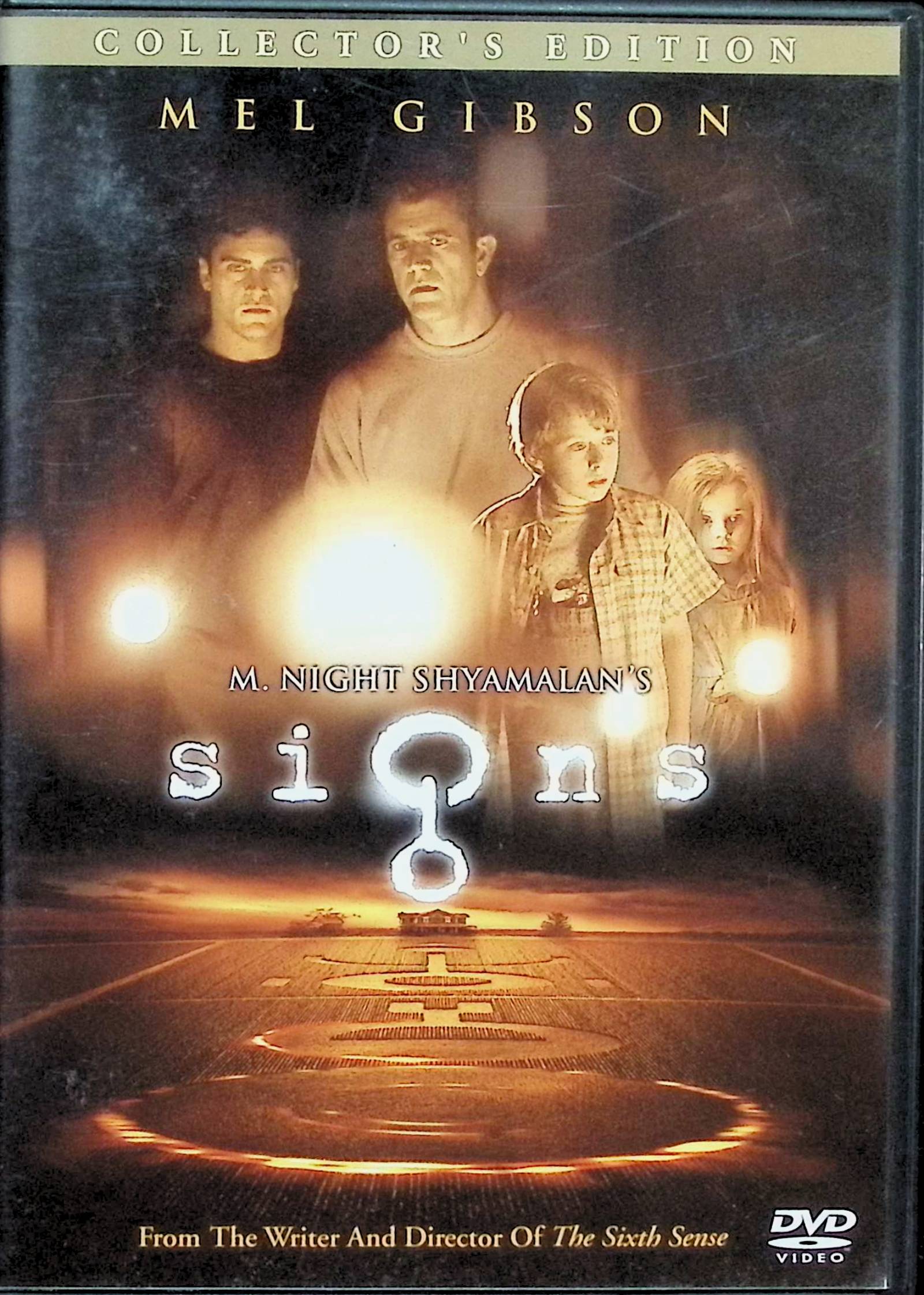 「 サイン コレクターズ・エディション [DVD]」 メル・ギブソン (出演), ホアキン・フェニックス (出演), M.ナイト・シャマラン (監督, 脚本) 妻を亡くして信仰を捨てた元牧師グラハムのトウモロコシ畑に、ある日突然、巨大なミステリーサークルが出現する。やがてTVが世界中の怪現象を伝えるなか、グラハムは子供たちとともに恐るべき事態に直面していく……。 『アンブレイカブル』に続くM・ナイト・シャマランの新作。田舎の農場で続発する奇怪な出来事の中に、家族愛などのテーマを盛り込み、巧みな話術で観る者を翻弄する異色スリラーだ。 音声： 日本語・英語 字幕： 日本語・英語 JANコード： 4959241940247 🐾 安心の検品・保証 当店ではすべての商品を1点ずつ丁寧に検品したうえで出品しております。 万が一、商品に不備がございましたら、商品到着日から30日以内であれば返品・返金を承ります。どうぞ安心してご利用ください。 🐾 送料無料・スピード発送 AM11時までのご注文は、日本郵便〈ゆうメール〉にて当日発送いたします。 ※ゆうメールは土日祝日の配達がございません。あらかじめご了承ください。 商品は防水クッション封筒で丁寧に梱包し、ポストへお届けします。 🐾 まとめ買いがおトク！クーポン配布中 2点以上のご購入　→　100円引き 4点以上のご購入　→　400円引き 8点以上のご購入　→　1,000円引きDISC PLUSは映画・音楽好きのための専門中古ショップです。 レア盤、絶版アイテム、懐かしの名作など、毎日新商品入荷中！ 🐾 まとめ買いでおトクなクーポン配布中🐾