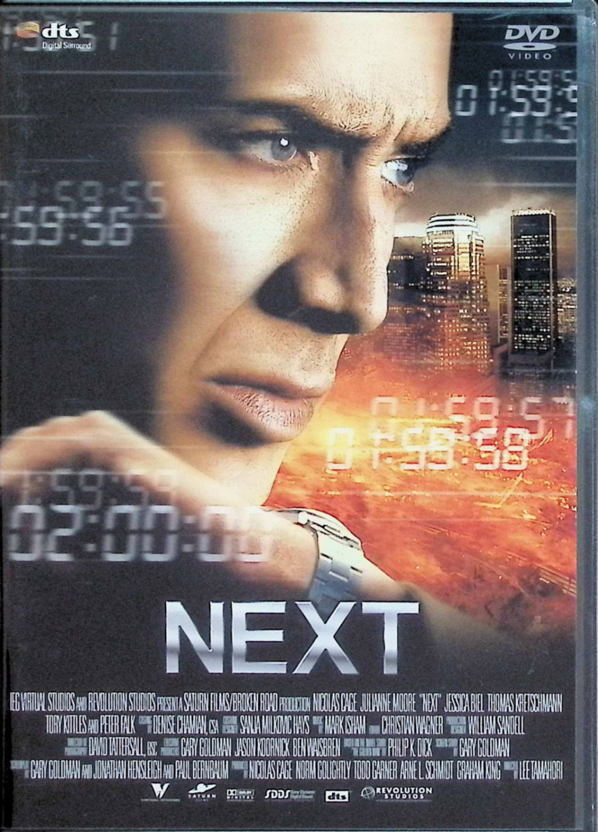「 NEXT -ネクスト- スタンダード・エディション [DVD]」 ニコラス・ケイジ (出演), ジュリアン・ムーア (出演), リー・タマホリ (監督) ある日、LAのどこかに核爆弾が仕掛けられるテロが発生。FBIのカリーは2分先の未来を予知できる能力を持つ男、クリスと出会い、彼に協力を求めるが拒否されてしまう。しかし、クリスの恋人がテロ犯に捕まり…… フィリップ・K・ディックの短編小説を映画化。2分だけ先の未来が見える男が、能力を駆使し、2時間以内に全米を壊滅させてしまう核爆弾テロに立ち向かうアクション大作だ。『ナショナル・トレジャー』シリーズを大成功に導いたニコラス・ケイジが予知能力を持つ主人公を演じ、『007／ダイ・アナザー・デイ』のリー・タマホリが監督を務める。 音声： 日本語・英語 字幕： 日本語 JANコード： 4907953035133 🐾 安心の検品・保証 当店ではすべての商品を1点ずつ丁寧に検品したうえで出品しております。 万が一、商品に不備がございましたら、商品到着日から30日以内であれば返品・返金を承ります。どうぞ安心してご利用ください。 🐾 送料無料・スピード発送 AM11時までのご注文は、日本郵便〈ゆうメール〉にて当日発送いたします。 ※ゆうメールは土日祝日の配達がございません。あらかじめご了承ください。 商品は防水クッション封筒で丁寧に梱包し、ポストへお届けします。 🐾 まとめ買いがおトク！クーポン配布中 2点以上のご購入　→　100円引き 4点以上のご購入　→　400円引き 8点以上のご購入　→　1,000円引きDISC PLUSは映画・音楽好きのための専門中古ショップです。 レア盤、絶版アイテム、懐かしの名作など、毎日新商品入荷中！ 🐾 まとめ買いでおトクなクーポン配布中 🐾
