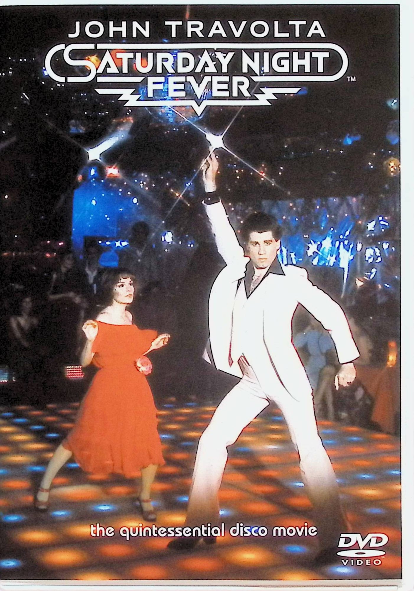 「 サタデー・ナイト・フィーバー スペシャル・コレクターズ・エディション [DVD]」 ジョン・トラボルタ (出演), カレン・リン・ゴーニイ (出演), ジョン・バンダム (監督) トニーはしがない店員だが、土曜の夜だけはディスコの花形だった。やがて、自分が優勝したダンス・コンテストの舞台裏を知ったり、悪ふざけで気弱な少年を死に追いやってしまったりという事から、自分の生活に目を向ける様になっていく。公開されると同時に、全米の若者の圧倒的な支持を得て、世界中にディスコ・ブームを巻き起こした青春映画の好編。ナイーブさとセクシーさを備えたJ・トラヴォルタは1970年代後半における全女性のアイドルとなり、また全編を彩るヒット曲の数々はビー・ジーズのもので、そのレコードは史上に残る記録的な売り上げを示した。 音声： 日本語・英語 字幕： 日本語・英語 JANコード： 4988113740791 🐾 安心の検品・保証 当店ではすべての商品を1点ずつ丁寧に検品したうえで出品しております。 万が一、商品に不備がございましたら、商品到着日から30日以内であれば返品・返金を承ります。どうぞ安心してご利用ください。 🐾 送料無料・スピード発送 AM11時までのご注文は、日本郵便〈ゆうメール〉にて当日発送いたします。 ※ゆうメールは土日祝日の配達がございません。あらかじめご了承ください。 商品は防水クッション封筒で丁寧に梱包し、ポストへお届けします。 🐾 まとめ買いがおトク！クーポン配布中 2点以上のご購入　→　100円引き 4点以上のご購入　→　400円引き 8点以上のご購入　→　1,000円引きDISC PLUSは映画・音楽好きのための専門中古ショップです。 レア盤、絶版アイテム、懐かしの名作など、毎日新商品入荷中！ 🐾 まとめ買いでおトクなクーポン配布中 🐾