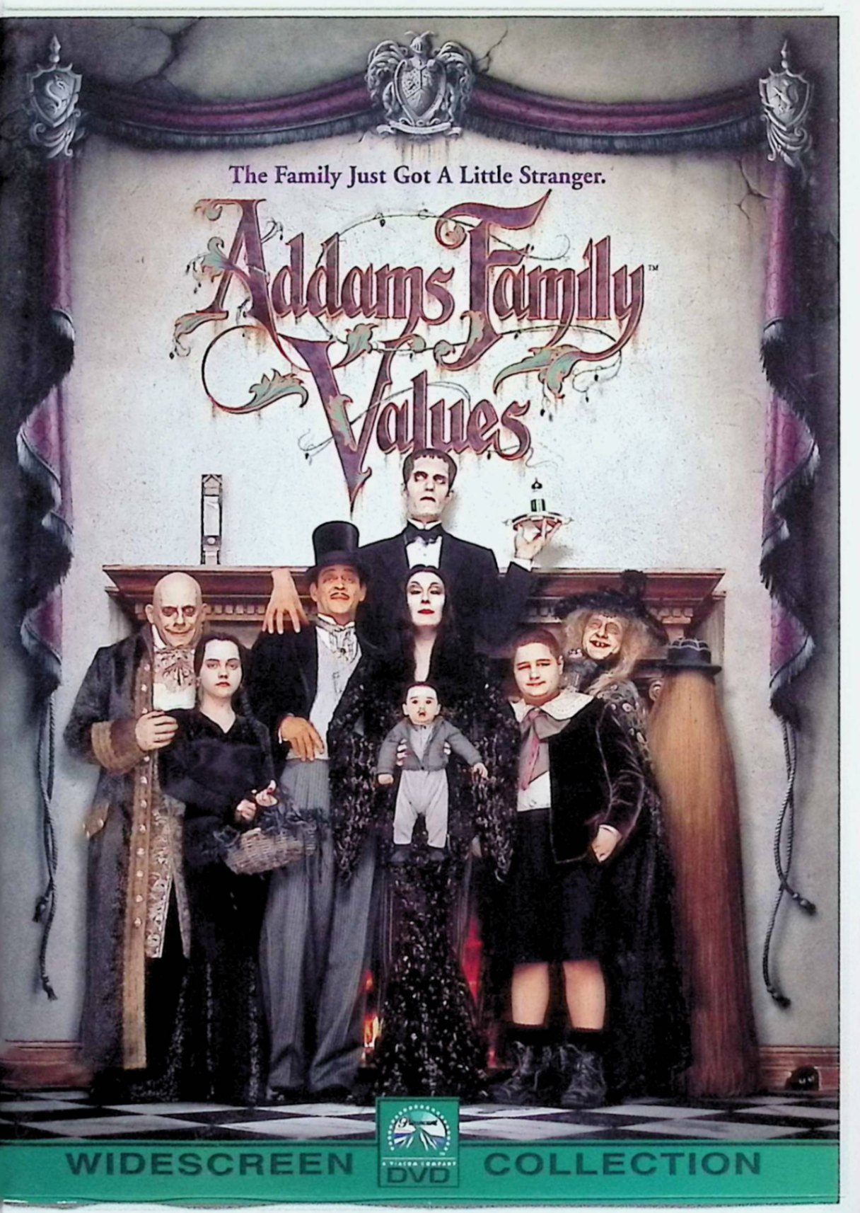 「 アダムス・ファミリー2 [DVD]」 アンジェリカ・ヒューストン、ラウル・ジュリア 監督 バリー・ソネンフェルド 1993年公開、ブラックユーモア満載の人気コメディシリーズ第2弾。新メンバー・ピューバートが誕生し、家族にも新たな波乱が。叔父フェスターはセクシーなベビーシッター・デビーに夢中になるが、実は彼女は連続殺人犯。姉弟ウェンズデーとパグズリーは謎を暴き、家族を救うべく奮闘する。風刺・ギャグ・ホラー要素でファンの多い作品。 ジャンル コメディ／ホラー 音声： 日本語・英語 字幕： 日本語・英語 JANコード： 4988113753142 🐾 安心の検品・保証 当店ではすべての商品を1点ずつ丁寧に検品したうえで出品しております。 万が一、商品に不備がございましたら、商品到着日から30日以内であれば返品・返金を承ります。どうぞ安心してご利用ください。 🐾 送料無料・スピード発送 AM11時までのご注文は、日本郵便〈ゆうメール〉にて当日発送いたします。 ※ゆうメールは土日祝日の配達がございません。あらかじめご了承ください。 商品は防水クッション封筒で丁寧に梱包し、ポストへお届けします。 🐾 まとめ買いがおトク！クーポン配布中 2点以上のご購入　→　100円引き 4点以上のご購入　→　400円引き 8点以上のご購入　→　1,000円引きDISC PLUSは映画・音楽好きのための専門中古ショップです。 レア盤、絶版アイテム、懐かしの名作など、毎日新商品入荷中！ 🐾 まとめ買いでおトクなクーポン配布中🐾