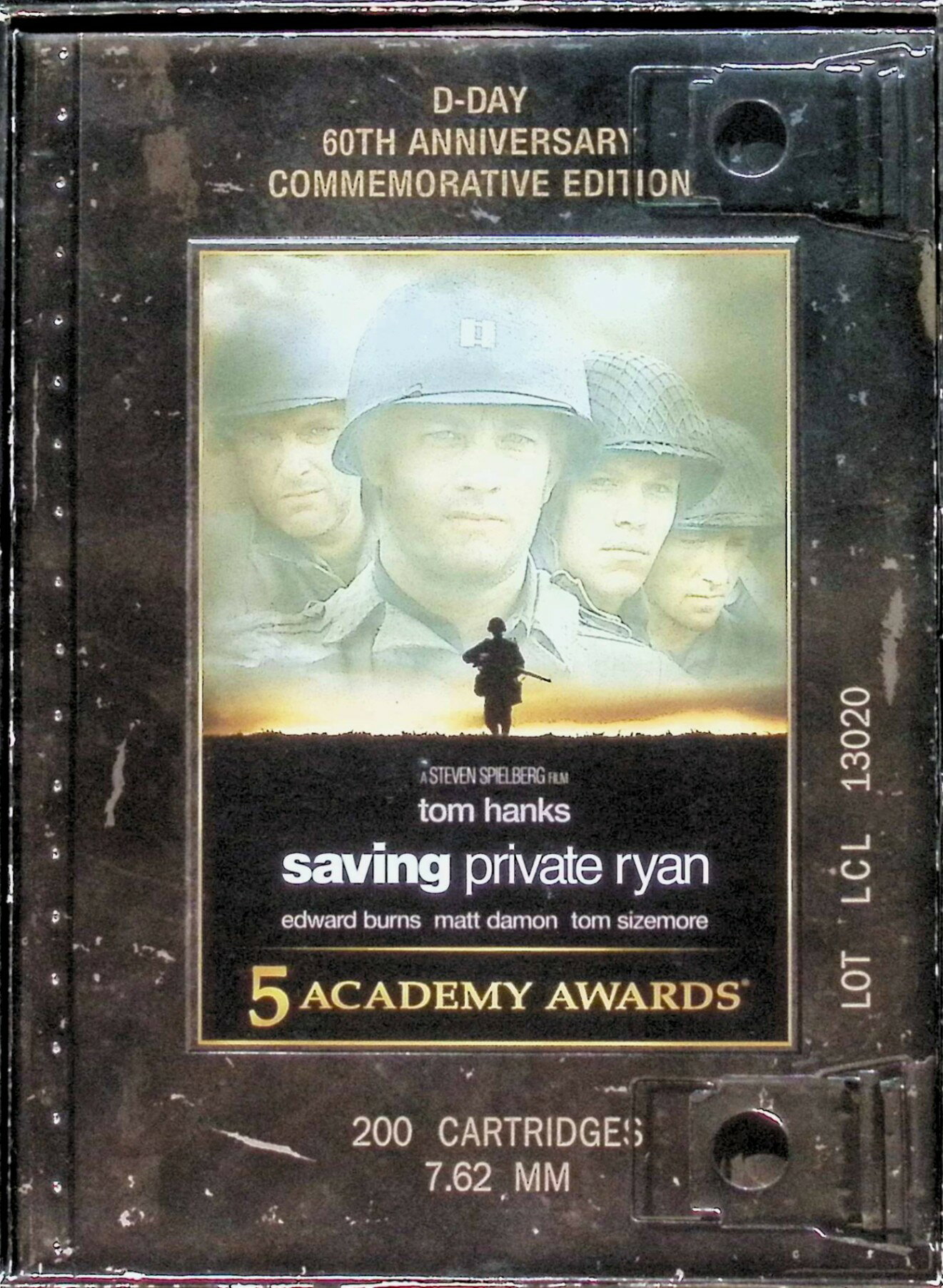 「 プライベート・ライアン アドバンスト・コレクターズ・エディション (DVD2枚組)」 トム・ハンクス (出演), ジョン・ウィリアムズ (出演), スティーブン・スピルバーグ (監督) 1944年6月、ノルマンディ上陸作戦を乗り切った小隊が、兄弟を亡くした二等兵の救出という任務を背負わされた。任務に疑問を覚えながらも、部隊は危険な前線をくぐりぬけ……。 スティーヴン・スピルバーグが放つ戦争ドラマ。第二次世界大戦下のフランスで危険な任務に挑んだ、ある部隊の運命を描く。臨場感あふれる戦闘シーンの凄まじさに圧倒される。 音声： 英語 字幕： 日本語・英語 JANコード： 4988113815598 ◇新品未開封 🐾 安心の検品・保証 当店ではすべての商品を1点ずつ丁寧に検品したうえで出品しております。 万が一、商品に不備がございましたら、商品到着日から30日以内であれば返品・返金を承ります。どうぞ安心してご利用ください。 🐾 送料無料・スピード発送 AM11時までのご注文は、日本郵便〈ゆうメール〉にて当日発送いたします。 ※ゆうメールは土日祝日の配達がございません。あらかじめご了承ください。 商品は防水クッション封筒で丁寧に梱包し、ポストへお届けします。 🐾 まとめ買いがおトク！クーポン配布中 2点以上のご購入　→　100円引き 4点以上のご購入　→　400円引き 8点以上のご購入　→　1,000円引きDISC PLUSは映画・音楽好きのための専門中古ショップです。 レア盤、絶版アイテム、懐かしの名作など、毎日新商品入荷中！ 🐾 まとめ買いでおトクなクーポン配布中