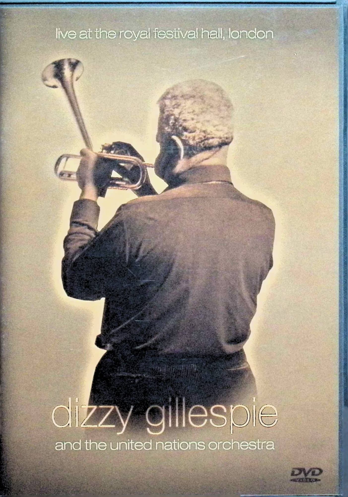 「 Dizzy Gillespie - Live at the Royal Festival [Import anglais]」 ディジー・ガレスピー 内容解説 ジャズ・トランペットの巨人ディジー・ガレスピーが率いたユナイテッド・ネイション・オーケストラによる1989年ロンドン、ロイヤル・フェスティバル・ホールでのライブ映像。アルトゥーロ・サンドヴァル、パキート・デリヴェラ、フローラ・プリムら錚々たるメンバーを擁する15人編成のオールスター・ビッグバンドで、欧州ツアー最終日の熱演を収録。ガレスピー晩年の記録的パフォーマンス。 ジャンル 洋楽／ジャズ／ライブ 受賞・評価 ガレスピーはビバップ/ラテン・ジャズの創始者の一人。本公演の音源アルバムは1991年グラミー賞「最優秀ラージ・ジャズ・アンサンブル・アルバム」を受賞した名演。 【輸入盤（海外版DVD）に関するご注意（必ずご確認ください）】 ■ 再生環境について（最重要） 本商品は海外（英国）版で、映像方式が「PAL」です。 リージョンコードは「All Regions（リージョンフリー）」のため再生の可否はリージョンでは決まらず、 お手持ちの機器が「PAL方式」に対応しているかどうかで決まります。 日本国内向けの一般的なDVDプレーヤー・テレビは「NTSC」方式のため、 PAL方式に対応していない機器では再生できません。 PAL方式対応のDVDプレーヤー、またはPC等での再生環境をご確認ください。 JANコード： 5034504916074 🐾 安心の検品・保証 当店ではすべての商品を1点ずつ丁寧に検品したうえで出品しております。 万が一、商品に不備がございましたら、商品到着日から30日以内であれば返品・返金を承ります。どうぞ安心してご利用ください。 🐾 送料無料・スピード発送 AM11時までのご注文は、日本郵便〈ゆうメール〉にて当日発送いたします。 ※ゆうメールは土日祝日の配達がございません。あらかじめご了承ください。 商品は防水クッション封筒で丁寧に梱包し、ポストへお届けします。 🐾 まとめ買いがおトク！クーポン配布中 2点以上のご購入　→　100円引き 4点以上のご購入　→　400円引き 8点以上のご購入　→　1,000円引きDISC PLUSは映画・音楽好きのための専門中古ショップです。 レア盤、絶版アイテム、懐かしの名作など、毎日新商品入荷中！ 🐾 まとめ買いでおトクなクーポン配布中 🐾