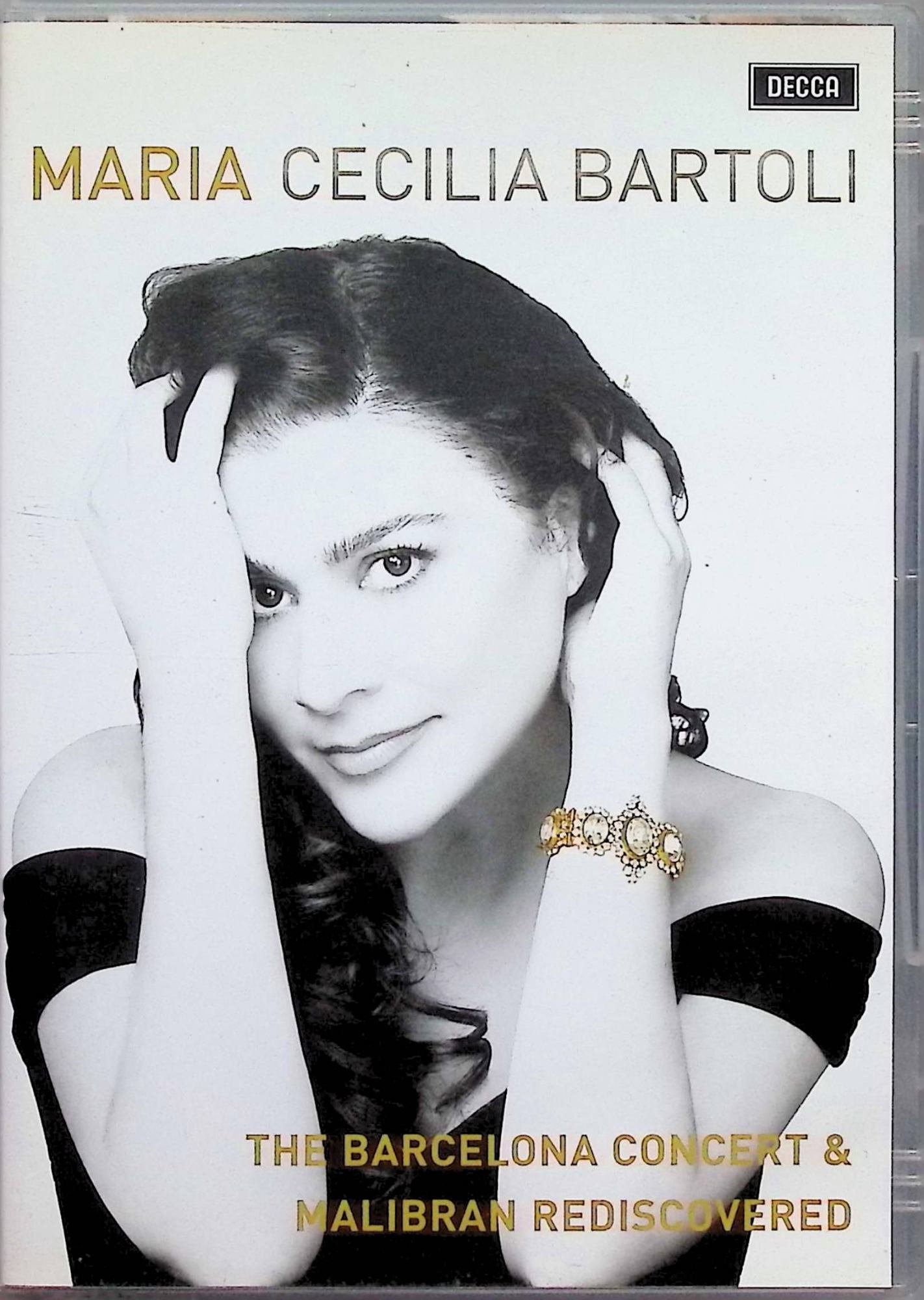「 マリア~バルセロナ・コンサート 2007 [DVD]」 チェチーリア・バルトリ (mezzo-soprano) 【DVD1 バルセロナ・コンサート】 1. でも彼は見えない…私は女王 (ガルシア《女神ユノの復讐》から) 2. いとおしい日々よ (ペルシアーニ《イネス・デ・カストロ》から) 3. 不安な (メンデルスゾーン) 4. 私は苦しみと涙のために生まれ (ロッシーニ《チェネレントラ》から) 5. 柳の歌と祈り (ロッシーニ《オテロ》から) 6. 月は彼方の山の上で (バルフ) 7. チロル風のメロディ (フンメル) 8. ああ!花よ、お前がこんなに早くしぼんで (ベッリーニ《夢遊病の娘》から) 9. ああ、甘い魅惑 (ドニゼッティ《愛の妙薬》中の差し替え曲／マリブラン) 10. ラタプラン (マリブラン) 11. 我こそ革の密輸業者 (ガルシア《計算ずくの詩人》から) 管弦楽: "ラ・シンティラ"オーケストラ／リーダー: アダ・ペシュ／ダニエル・カサレス (ギター) 収録: 2007年11月4日 バルセロナ、カタルーニャ音楽堂 【DVD2】 マリブラン再発見〜ロマンティック・レヴォルーション (ドキュメンタリー) ＋ バックステージ・メイキング JANコード： 4988005518859 🐾 安心の検品・保証 当店ではすべての商品を1点ずつ丁寧に検品したうえで出品しております。 万が一、商品に不備がございましたら、商品到着日から30日以内であれば返品・返金を承ります。どうぞ安心してご利用ください。 🐾 送料無料・スピード発送 AM11時までのご注文は、日本郵便〈ゆうメール〉にて当日発送いたします。 ※ゆうメールは土日祝日の配達がございません。あらかじめご了承ください。 商品は防水クッション封筒で丁寧に梱包し、ポストへお届けします。 🐾 まとめ買いがおトク！クーポン配布中 2点以上のご購入　→　100円引き 4点以上のご購入　→　400円引き 8点以上のご購入　→　1,000円引きDISC PLUSは映画・音楽好きのための専門中古ショップです。 レア盤、絶版アイテム、懐かしの名作など、毎日新商品入荷中！ 🐾 まとめ買いでおトクなクーポン配布中 🐾