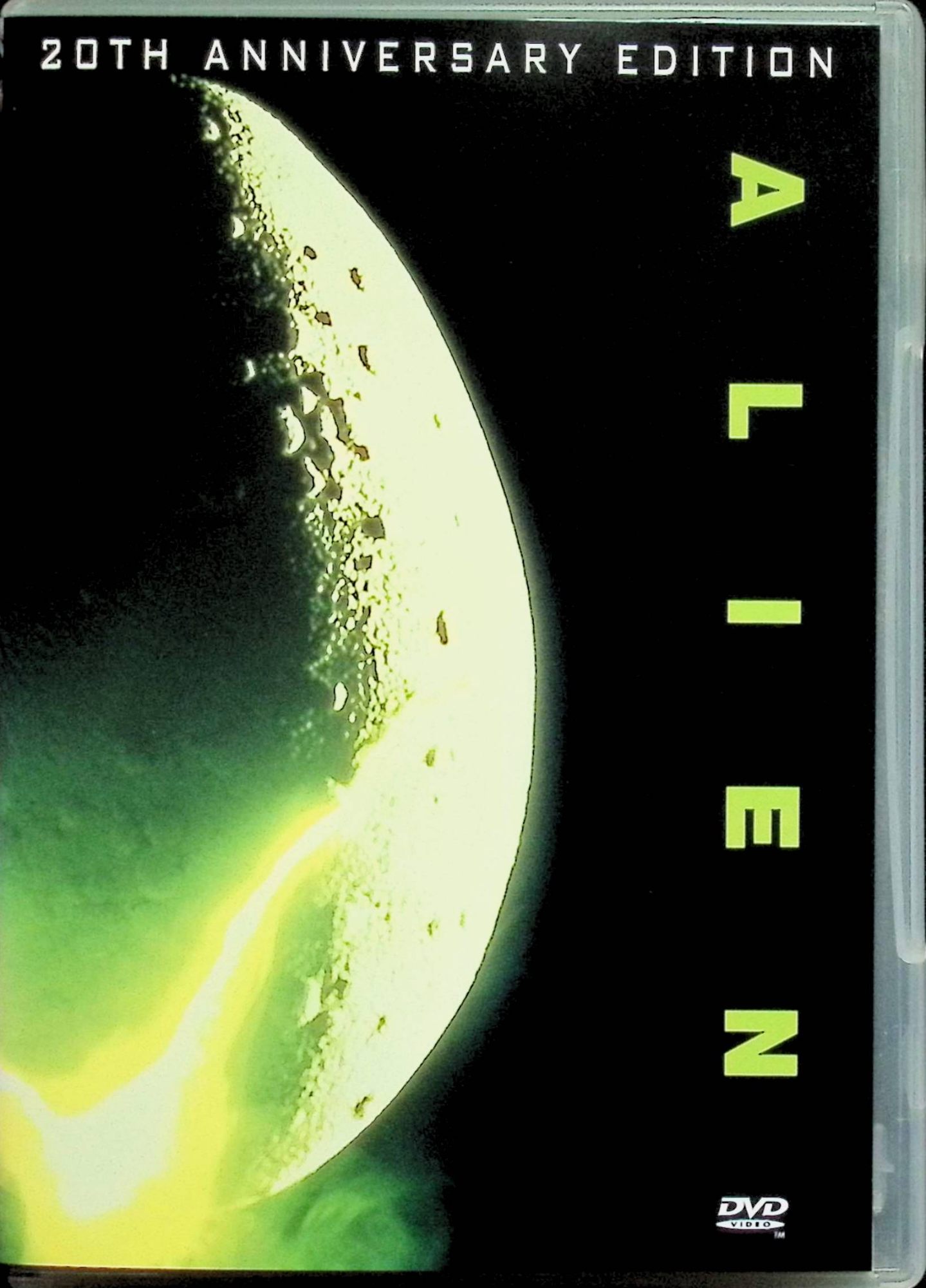 「 エイリアン [DVD]」 シガニー・ウィーバー (出演), ジョン・ハート (出演), リドリー・スコット (監督) 2087年、資源を積んで地球に帰還する途上にあったノストロモ号は、ある惑星で正体不明の地球外生命体に遭遇。乗組員が次々とエイリアンの餌食になり……。グロテスクな映像で全世界を震撼させたSFホラーの記念すべき第1作。 音声： 日本語・英語 字幕： 日本語・英語 JANコード： 4988142087720 🐾 安心の検品・保証 当店ではすべての商品を1点ずつ丁寧に検品したうえで出品しております。 万が一、商品に不備がございましたら、商品到着日から30日以内であれば返品・返金を承ります。どうぞ安心してご利用ください。 🐾 送料無料・スピード発送 AM11時までのご注文は、日本郵便〈ゆうメール〉にて当日発送いたします。 ※ゆうメールは土日祝日の配達がございません。あらかじめご了承ください。 商品は防水クッション封筒で丁寧に梱包し、ポストへお届けします。 🐾 まとめ買いがおトク！クーポン配布中 2点以上のご購入　→　100円引き 4点以上のご購入　→　400円引き 8点以上のご購入　→　1,000円引きDISC PLUSは映画・音楽好きのための専門中古ショップです。 レア盤、絶版アイテム、懐かしの名作など、毎日新商品入荷中！ 🐾 まとめ買いでおトクなクーポン配布中 🐾