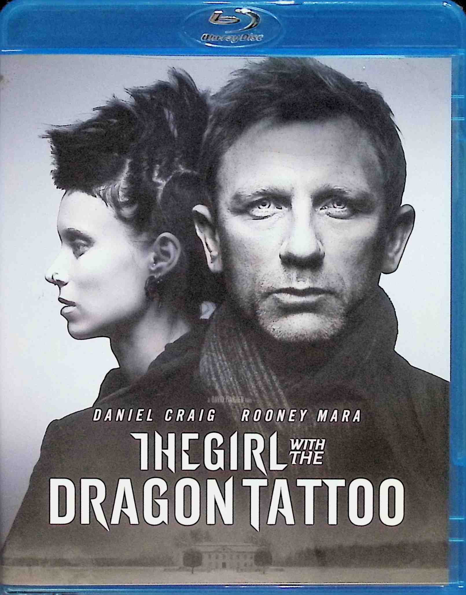 「 ドラゴン・タトゥーの女 [Blu-ray]」 ダニエル・クレイグ (出演), ルーニー・マーラ (出演), デヴィッド・フィンチャー (監督) 大物実業家の不正を暴くも、名誉棄損で有罪判決を受けたジャーナリストのミカエル。やるせない毎日を送っていたある日、彼のもとに大財閥会長のヘンリックからとある失踪事件の調査依頼が入る。頭脳明晰なリサーチャーのリスベットとともに彼は調査に乗り出す。 『ソーシャル・ネットワーク』のデヴィッド・フィンチャー監督が、世界中で5000万部を売り上げる同名ベストセラー小説を映画化。雑誌“ミレニアム“の屈強なジャーナリスト、ミカエルが天才リサーチャーのリスベットとともに、40年前に起きた謎の失踪事件の真相解明に挑む。主人公のミカエルにはジェームス・ボンド役でおなじみのダニエル・クレイグ。 音声： 日本語・英語 字幕： 日本語・英語 JANコード： 4547462082947 🐾 安心の検品・保証 当店ではすべての商品を1点ずつ丁寧に検品したうえで出品しております。 万が一、商品に不備がございましたら、商品到着日から30日以内であれば返品・返金を承ります。どうぞ安心してご利用ください。 🐾 送料無料・スピード発送 AM11時までのご注文は、日本郵便〈ゆうメール〉にて当日発送いたします。 ※ゆうメールは土日祝日の配達がございません。あらかじめご了承ください。 商品は防水クッション封筒で丁寧に梱包し、ポストへお届けします。 🐾 まとめ買いがおトク！クーポン配布中 2点以上のご購入　→　100円引き 4点以上のご購入　→　400円引き 8点以上のご購入　→　1,000円引きDISC PLUSは映画・音楽好きのための専門中古ショップです。 レア盤、絶版アイテム、懐かしの名作など、毎日新商品入荷中！ 🐾 まとめ買いでおトクなクーポン配布中🐾