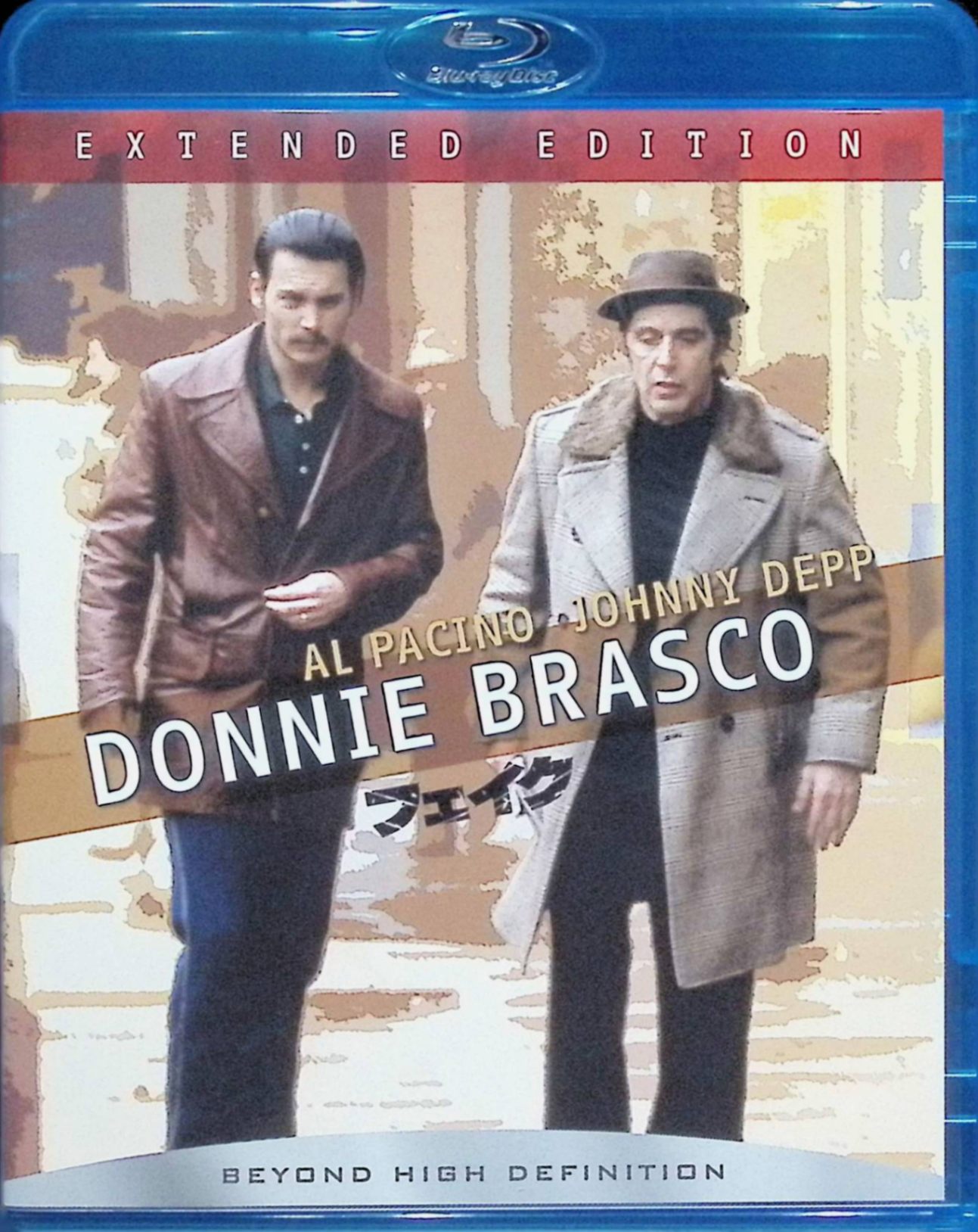 「 フェイク エクステンデッド・エディション [Blu-ray]」 アル・パチーノ、ジョニー・デップ、マイケル・マドセン、監督マイク・ニューウェル 内容解説 1978年ブルックリン。FBI捜査官ジョー・ピストーネは「ドニー・ブラスコ」の偽名でマフィアのボナンノ一家に潜入する。組織の老兵レフティに気に入られ内部へ食い込んでいくが、家族との溝が深まる一方でレフティとの間に本物の友情が芽生え、任務と情の板挟みに苦悩していく。実在のFBI捜査官の実録手記に基づく潜入捜査クライムドラマ。 ジャンル クライム／ドラマ／実録 受賞・評価 第70回アカデミー賞脚色賞ノミネート。1997年キネマ旬報外国映画ベスト・テン第7位。アル・パチーノとジョニー・デップという二大俳優の共演が高く評価され、マフィア映画の名作として位置づけられる一本。 音声： 日本語・英語 字幕： 日本語・英語 JANコード： 4547462067562 🐾 安心の検品・保証 当店ではすべての商品を1点ずつ丁寧に検品したうえで出品しております。 万が一、商品に不備がございましたら、商品到着日から30日以内であれば返品・返金を承ります。どうぞ安心してご利用ください。 🐾 送料無料・スピード発送 AM11時までのご注文は、日本郵便〈ゆうメール〉にて当日発送いたします。 ※ゆうメールは土日祝日の配達がございません。あらかじめご了承ください。 商品は防水クッション封筒で丁寧に梱包し、ポストへお届けします。 🐾 まとめ買いがおトク！クーポン配布中 2点以上のご購入　→　100円引き 4点以上のご購入　→　400円引き 8点以上のご購入　→　1,000円引きDISC PLUSは映画・音楽好きのための専門中古ショップです。 レア盤、絶版アイテム、懐かしの名作など、毎日新商品入荷中！ 🐾 まとめ買いでおトクなクーポン配布中🐾