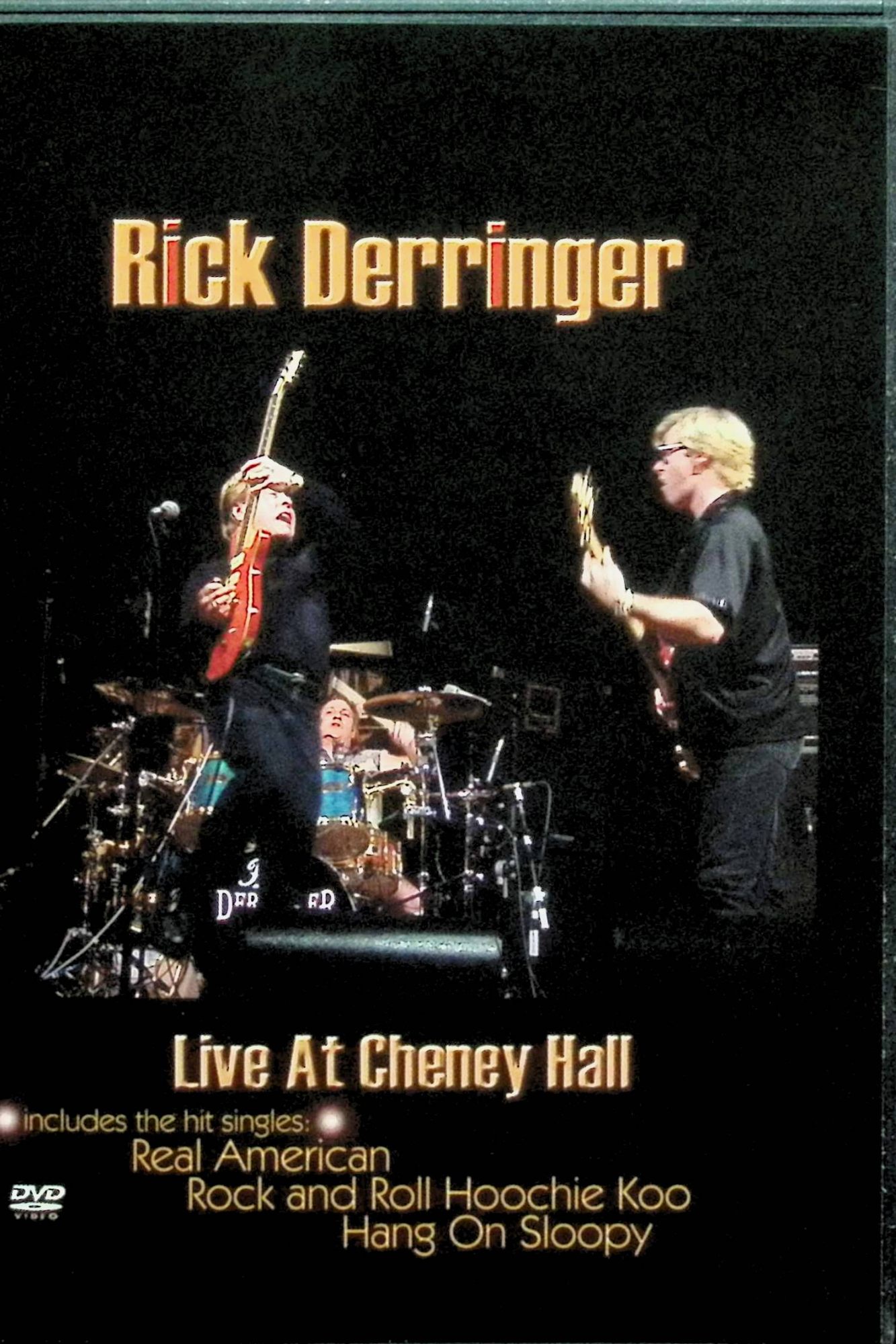 「 Live at Cheney Hall [海外版DVD]」 リック・デリンジャー 1. Don't Stop Loving Me 2. Guitars and Women 3. Still Alive and Well 4. Coming Home 5. Real American 6. Dawn of Love 7. Listen to the Lord 8. Turn on the Light 9. Band Introductions 10. Rhapsody in Red 11. Jump, Jump, Jump 12. Hang On Sloopy 13. Rock and Roll Hoochie Koo 【海外版DVD・Blu-rayに関するご注意】 本商品は海外版のため、日本国内版とは仕様が異なる場合があります。 ご購入前に、お手持ちの再生機器が対応可能かご確認ください。 JANコード： 0890139000503 🐾 安心の検品・保証 当店ではすべての商品を1点ずつ丁寧に検品したうえで出品しております。 万が一、商品に不備がございましたら、商品到着日から30日以内であれば返品・返金を承ります。どうぞ安心してご利用ください。 🐾 送料無料・スピード発送 AM11時までのご注文は、日本郵便〈ゆうメール〉にて当日発送いたします。 ※ゆうメールは土日祝日の配達がございません。あらかじめご了承ください。 商品は防水クッション封筒で丁寧に梱包し、ポストへお届けします。 🐾 まとめ買いがおトク！クーポン配布中 2点以上のご購入　→　100円引き 4点以上のご購入　→　400円引き 8点以上のご購入　→　1,000円引きDISC PLUSは映画・音楽好きのための専門中古ショップです。 レア盤、絶版アイテム、懐かしの名作など、毎日新商品入荷中！ 🐾 まとめ買いでおトクなクーポン配布中 🐾