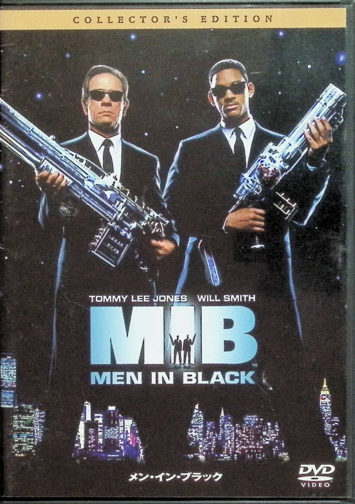 「 メン・イン・ブラック コレクターズ・エディション [DVD]」 トミー・リー・ジョーンズ (出演), ウィル・スミス (出演), バリー・ソネンフェルド (監督) スカウトされて異星人管理局に転職した元刑事のJ。相棒のベテラン捜査官Kと組んだ彼は、凶悪エイリアンの逮捕に乗り出す。その頃、地球には滅亡の危機が迫りつつあり……。 黒いスーツでビシッとキメた異星人犯罪の捜査官の奮闘をユーモラスに描くSF活劇。エイリアンの造形をはじめとするポップなSFX映像が、ヒップホップと融合してノリは最高！ 音声： 日本語・英語 字幕： 日本語・英語 JANコード： 4547462018458 🐾 安心の検品・保証 当店ではすべての商品を1点ずつ丁寧に検品したうえで出品しております。 万が一、商品に不備がございましたら、商品到着日から30日以内であれば返品・返金を承ります。どうぞ安心してご利用ください。 🐾 送料無料・スピード発送 AM11時までのご注文は、日本郵便〈ゆうメール〉にて当日発送いたします。 ※ゆうメールは土日祝日の配達がございません。あらかじめご了承ください。 商品は防水クッション封筒で丁寧に梱包し、ポストへお届けします。 🐾 まとめ買いがおトク！クーポン配布中 2点以上のご購入　→　100円引き 4点以上のご購入　→　400円引き 8点以上のご購入　→　1,000円引きDISC PLUSは映画・音楽好きのための専門中古ショップです。 レア盤、絶版アイテム、懐かしの名作など、毎日新商品入荷中！ 🐾 まとめ買いでおトクなクーポン配布中 🐾