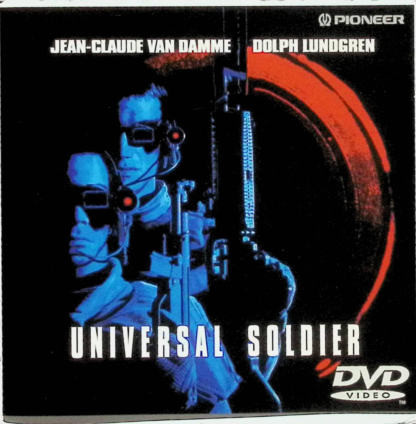 「 ユニバーサル・ソルジャー [DVD]」 ジャン＝クロード・ヴァン・ダム (出演), ドルフ・ラングレン (出演), ローランド・エメリッヒ (監督) 内容解説 ベトナム戦争で相討ちとなり戦死した二人の兵士リュックとスコット。25年後、彼らは軍の極秘実験により記憶を消された不死身の改造兵士「ユニバーサル・ソルジャー」として蘇る。戦場の記憶を取り戻したリュックは組織から逃亡し、暴走する宿敵スコットとの最後の死闘に挑む。 ジャンル アクション／SF 受賞・評価 ヴァン・ダムとラングレンという二大アクションスターの共演で話題を呼び、後にシリーズ化された人気作。『インデペンデンス・デイ』のローランド・エメリッヒによるハリウッド初監督作品。 音声： 日本語・英語 字幕： 日本語・英語 JANコード： 4988102404314 🐾 安心の検品・保証 当店ではすべての商品を1点ずつ丁寧に検品したうえで出品しております。 万が一、商品に不備がございましたら、商品到着日から30日以内であれば返品・返金を承ります。どうぞ安心してご利用ください。 🐾 送料無料・スピード発送 AM11時までのご注文は、日本郵便〈ゆうメール〉にて当日発送いたします。 ※ゆうメールは土日祝日の配達がございません。あらかじめご了承ください。 商品は防水クッション封筒で丁寧に梱包し、ポストへお届けします。 🐾 まとめ買いがおトク！クーポン配布中 2点以上のご購入　→　100円引き 4点以上のご購入　→　400円引き 8点以上のご購入　→　1,000円引きDISC PLUSは映画・音楽好きのための専門中古ショップです。 レア盤、絶版アイテム、懐かしの名作など、毎日新商品入荷中！ 🐾 まとめ買いでおトクなクーポン配布中 🐾
