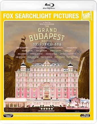 「 グランド・ブダペスト・ホテル [AmazonDVDコレクション] [Blu-ray]」 レイフ・ファインズ、トニー・レヴォロリ、監督ウェス・アンダーソン 内容解説 1932年、ヨーロッパ最高峰と謳われたグランド・ブダペスト・ホテル。伝説のコンシェルジュ、グスタヴ・Hは、常連客のマダムDが殺害され、遺言で高価な絵画を贈られたことから殺人容疑をかけられてしまう。ベルボーイのゼロと共に、ヨーロッパ中を逃避行しながら真犯人を追う。ウェス・アンダーソン監督の代表作。 ジャンル コメディ／ドラマ／ミステリー 受賞・評価 第87回アカデミー賞で美術賞・衣装デザイン賞・メイクアップ賞・作曲賞の4部門受賞(9部門ノミネート)。ベルリン国際映画祭審査員グランプリ、ゴールデングローブ賞作品賞(ミュージカル・コメディ部門)も制した。 音声： 日本語・英語 字幕： 日本語・英語 JANコード： 4988142387110 🐾 安心の検品・保証 当店ではすべての商品を1点ずつ丁寧に検品したうえで出品しております。 万が一、商品に不備がございましたら、商品到着日から30日以内であれば返品・返金を承ります。どうぞ安心してご利用ください。 🐾 送料無料・スピード発送 AM11時までのご注文は、日本郵便〈ゆうメール〉にて当日発送いたします。 ※ゆうメールは土日祝日の配達がございません。あらかじめご了承ください。 商品は防水クッション封筒で丁寧に梱包し、ポストへお届けします。 🐾 まとめ買いがおトク！クーポン配布中 2点以上のご購入　→　100円引き 4点以上のご購入　→　400円引き 8点以上のご購入　→　1,000円引きDISC PLUSは映画・音楽好きのための専門中古ショップです。 レア盤、絶版アイテム、懐かしの名作など、毎日新商品入荷中！ 🐾 まとめ買いでおトクなクーポン配布中🐾