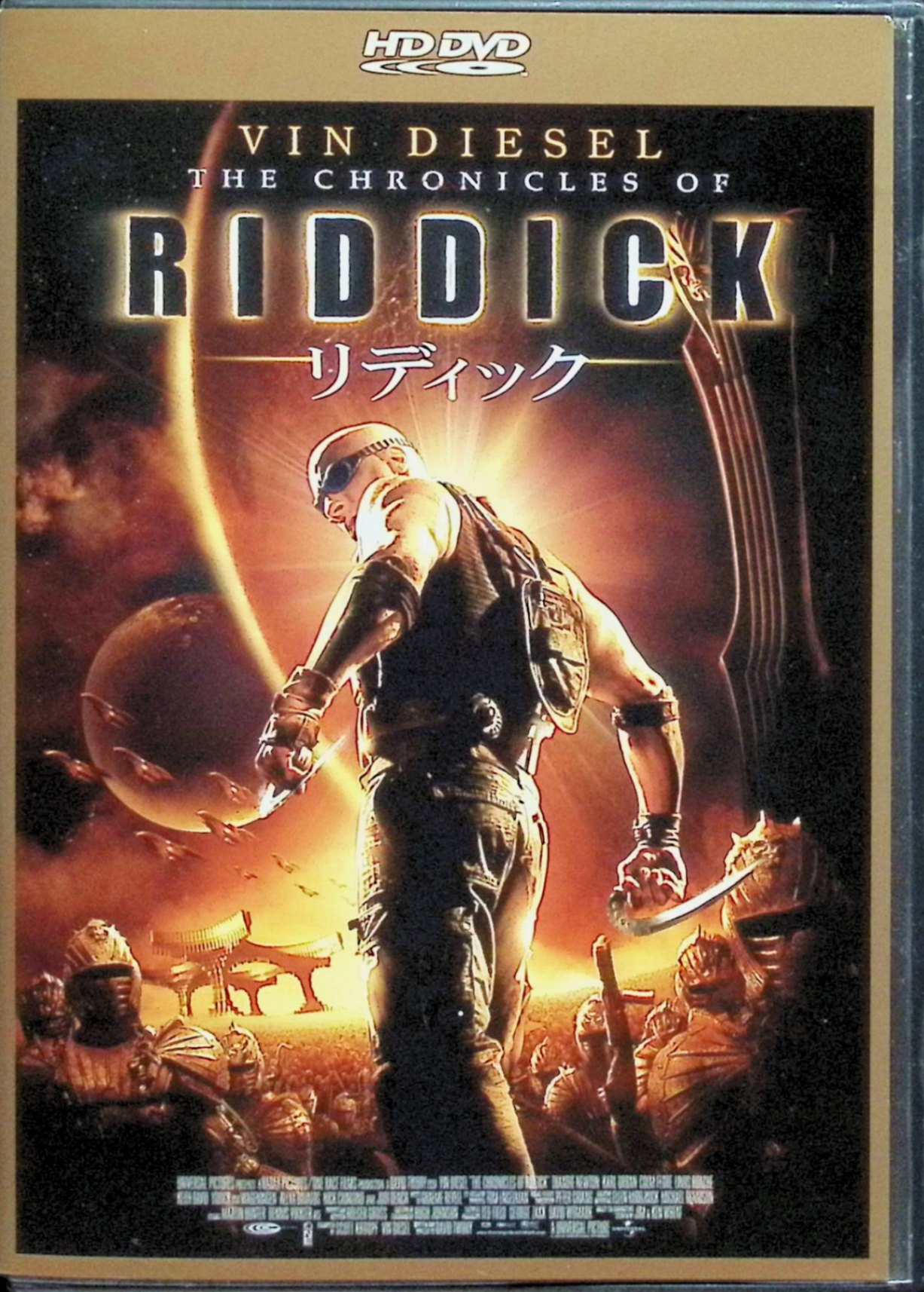 「 リディック (HD-DVD) [HD DVD]」 ヴィン・ディーゼル、コルム・フィオール、ジュディ・デンチ、監督デヴィッド・トゥーヒー 内容解説 賞金稼ぎに追われる宇宙最強の脱獄囚リディックが、旧友の住む惑星ヘリオン・プライムへ向かう。そこでは宇宙征服を目論む軍事宗教集団ネクロモンガーが侵攻を開始していた。リディックは死の女神エアリオンの予言を受け、暴君ロード・マーシャルとの因縁に巻き込まれる。監獄惑星クリマトリアへ送られた彼は、決死の脱出を果たし支配者との最終決戦へ挑む。 ジャンル SF／アクション／アドベンチャー 受賞・評価 「ピッチブラック」の続編として巨額の製作費を投じた大作。独自の宇宙観と重厚な世界設定が支持され、続編へ繋がるカルト的人気シリーズを確立した。 音声： 日本語・英語 字幕： 日本語 JANコード： 4900950900206 🐾 安心の検品・保証 当店ではすべての商品を1点ずつ丁寧に検品したうえで出品しております。 万が一、商品に不備がございましたら、商品到着日から30日以内であれば返品・返金を承ります。どうぞ安心してご利用ください。 🐾 送料無料・スピード発送 AM11時までのご注文は、日本郵便〈ゆうメール〉にて当日発送いたします。 ※ゆうメールは土日祝日の配達がございません。あらかじめご了承ください。 商品は防水クッション封筒で丁寧に梱包し、ポストへお届けします。 🐾 まとめ買いがおトク！クーポン配布中 2点以上のご購入　→　100円引き 4点以上のご購入　→　400円引き 8点以上のご購入　→　1,000円引きDISC PLUSは映画・音楽好きのための専門中古ショップです。 レア盤、絶版アイテム、懐かしの名作など、毎日新商品入荷中！ 🐾 まとめ買いでおトクなクーポン配布中 🐾