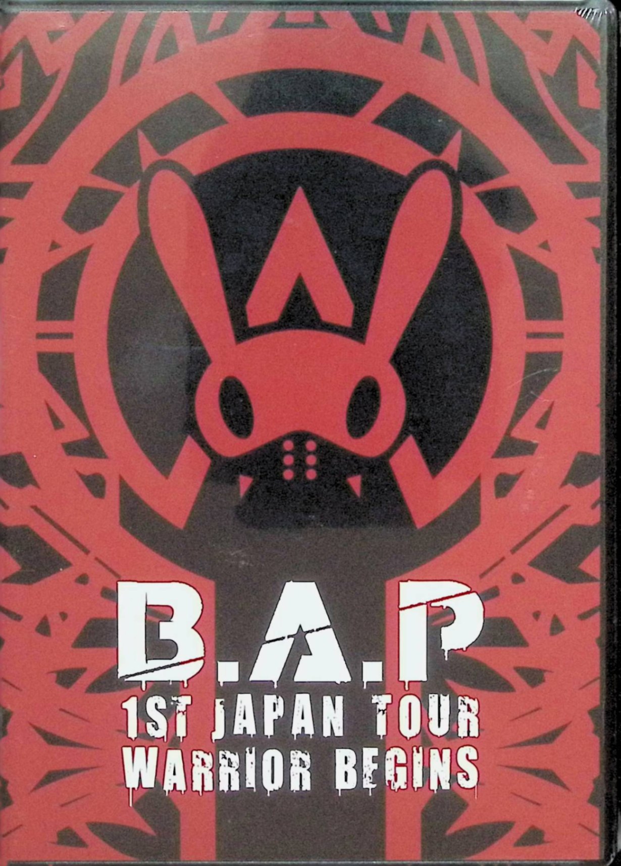「 1ST JAPAN TOUR LIVE DVD「WARRIOR Begins」」 B.A.P 収録曲リスト 1. POWER 2. WHAT THE HELL 3. BADMAN 4. I REMEMBER 5. VOICE MESSAGE 6. RAIN SOUND 7. FIGHT FOR FREEDOM 8. COMA 9. PUNCH 10. NO MERCY 11. ZERO 12. EXCUSE ME 13. HURRICANE 14. DANCING IN THE RAIN 15. HAJIMA 16. CRASH 17. ONE SHOT 18. WARRIOR JANコード： 4988003825683 ◇新品未開封 🐾 安心の検品・保証 当店ではすべての商品を1点ずつ丁寧に検品したうえで出品しております。 万が一、商品に不備がございましたら、商品到着日から30日以内であれば返品・返金を承ります。どうぞ安心してご利用ください。 🐾 送料無料・スピード発送 AM11時までのご注文は、日本郵便〈ゆうメール〉にて当日発送いたします。 ※ゆうメールは土日祝日の配達がございません。あらかじめご了承ください。 商品は防水クッション封筒で丁寧に梱包し、ポストへお届けします。 🐾 まとめ買いがおトク！クーポン配布中 2点以上のご購入　→　100円引き 4点以上のご購入　→　400円引き 8点以上のご購入　→　1,000円引きDISC PLUSは映画・音楽好きのための専門中古ショップです。 レア盤、絶版アイテム、懐かしの名作など、毎日新商品入荷中！ 🐾 まとめ買いでおトクなクーポン配布中