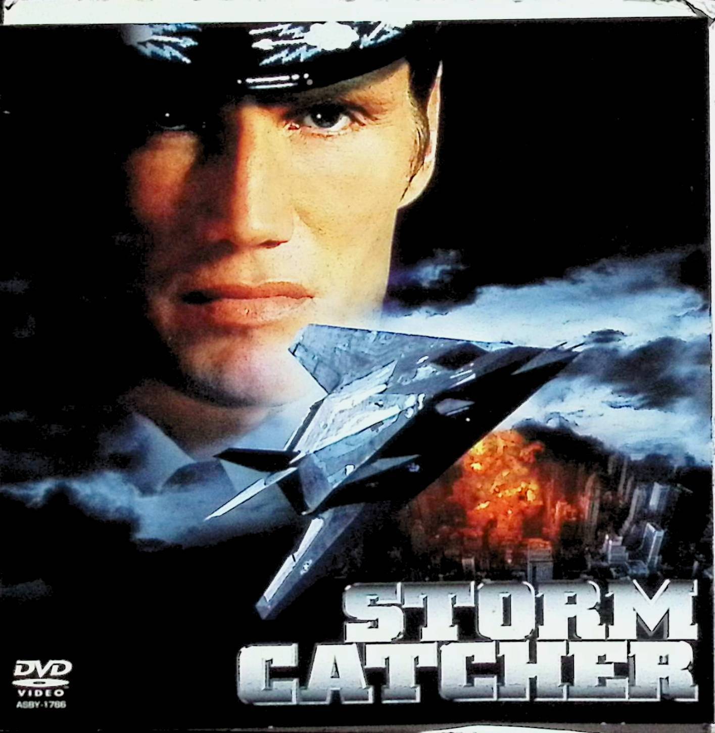 「 ストーム・キャッチャー [DVD]」 ドルフ・ラングレン、ミストロ・クラーク、ロバート・ミアノ、監督アンソニー・ヒコックス 内容解説 軍事最高機密である最新鋭ステルス戦闘機「ストーム・キャッチャー」のテストパイロット、ジャック・ハロウェー空軍少佐（ドルフ・ラングレン）は、僚友パイロットの裏切りにより戦闘機を強奪される事態に直面する。犯行グループは軍内部に潜む陰謀者たちだった。ハロウェーは無実の罪を晴らし、盗まれた機体を奪還すべく単身立ち上がる。1999年製作・95分。 ジャンル アクション 受賞・評価 「ロッキー4」「ユニバーサル・ソルジャー」で知られるアクションスター、ドルフ・ラングレン主演のスカイアクション。 音声： 日本語・英語 字幕： 日本語 JANコード： 4900950178605 ◇ディスクにわずかに小傷があります。 🐾 安心の検品・保証 当店ではすべての商品を1点ずつ丁寧に検品したうえで出品しております。 万が一、商品に不備がございましたら、商品到着日から30日以内であれば返品・返金を承ります。どうぞ安心してご利用ください。 🐾 送料無料・スピード発送 AM11時までのご注文は、日本郵便〈ゆうメール〉にて当日発送いたします。 ※ゆうメールは土日祝日の配達がございません。あらかじめご了承ください。 商品は防水クッション封筒で丁寧に梱包し、ポストへお届けします。 🐾 まとめ買いがおトク！クーポン配布中 2点以上のご購入　→　100円引き 4点以上のご購入　→　400円引き 8点以上のご購入　→　1,000円引きDISC PLUSは映画・音楽好きのための専門中古ショップです。 レア盤、絶版アイテム、懐かしの名作など、毎日新商品入荷中！ 🐾 まとめ買いでおトクなクーポン配布中