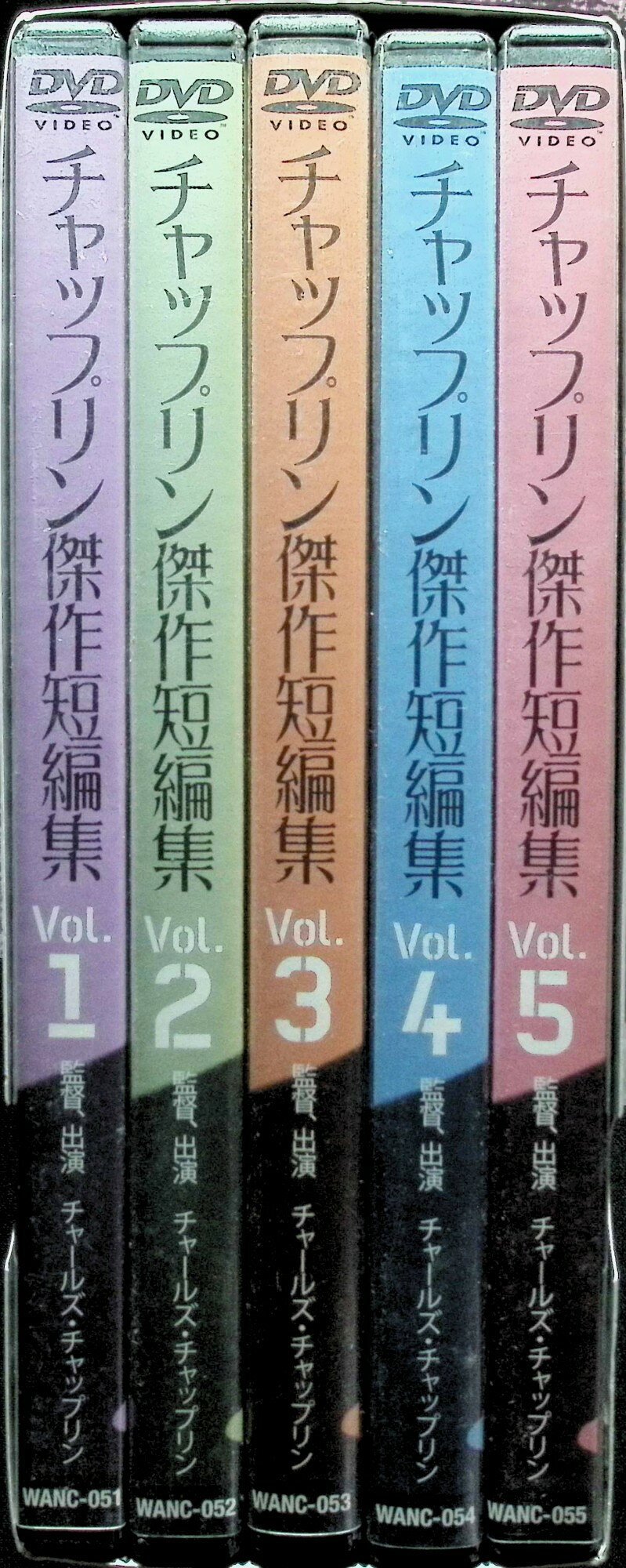 「 チャップリン傑作短編 プレミアムBOX [DVD5枚組]」 チャールズ・チャップリン、監督チャールズ・チャップリン 内容解説 喜劇王チャールズ・チャップリンが自ら監督・主演した傑作短編11話を収めたDVD5枚組BOX。デパートを舞台にした「替玉」、一人芝居の妙技が光る「午前一時」、放浪紳士像を確立した「放浪者」をはじめ、「霊泉」「伯爵」「番頭」「消防夫」「スケート」、第一次大戦を笑いに変えた「担え銃」、「一日の行楽」「偽牧師」まで、1916年から1923年の円熟期の笑いを一望できる。モノクロ・字幕スーパー付き、収録271分。 ジャンル コメディ／サイレント 受賞・評価 収録の中心をなすミューチュアル社時代(1916-17年)はチャップリン短編の最高峰とされる時期で、「担え銃」「偽牧師」などファーストナショナル期の代表作も併録。パントマイム芸の完成過程をたどれる永久保存版的コレクション。 音声： - 字幕： 日本語 JANコード： 4580187917828 ◇ディスク盤面状態良好ですが、収納ケースにスレ小傷があります。 🐾 安心の検品・保証 当店ではすべての商品を1点ずつ丁寧に検品したうえで出品しております。 万が一、商品に不備がございましたら、商品到着日から30日以内であれば返品・返金を承ります。どうぞ安心してご利用ください。 🐾 送料無料・スピード発送 AM11時までのご注文は、日本郵便〈ゆうメール〉にて当日発送いたします。 ※ゆうメールは土日祝日の配達がございません。あらかじめご了承ください。 商品は防水クッション封筒で丁寧に梱包し、ポストへお届けします。 🐾 まとめ買いがおトク！クーポン配布中 2点以上のご購入　→　100円引き 4点以上のご購入　→　400円引き 8点以上のご購入　→　1,000円引きDISC PLUSは映画・音楽好きのための専門中古ショップです。 レア盤、絶版アイテム、懐かしの名作など、毎日新商品入荷中！ 🐾 まとめ買いでおトクなクーポン配布中 🐾