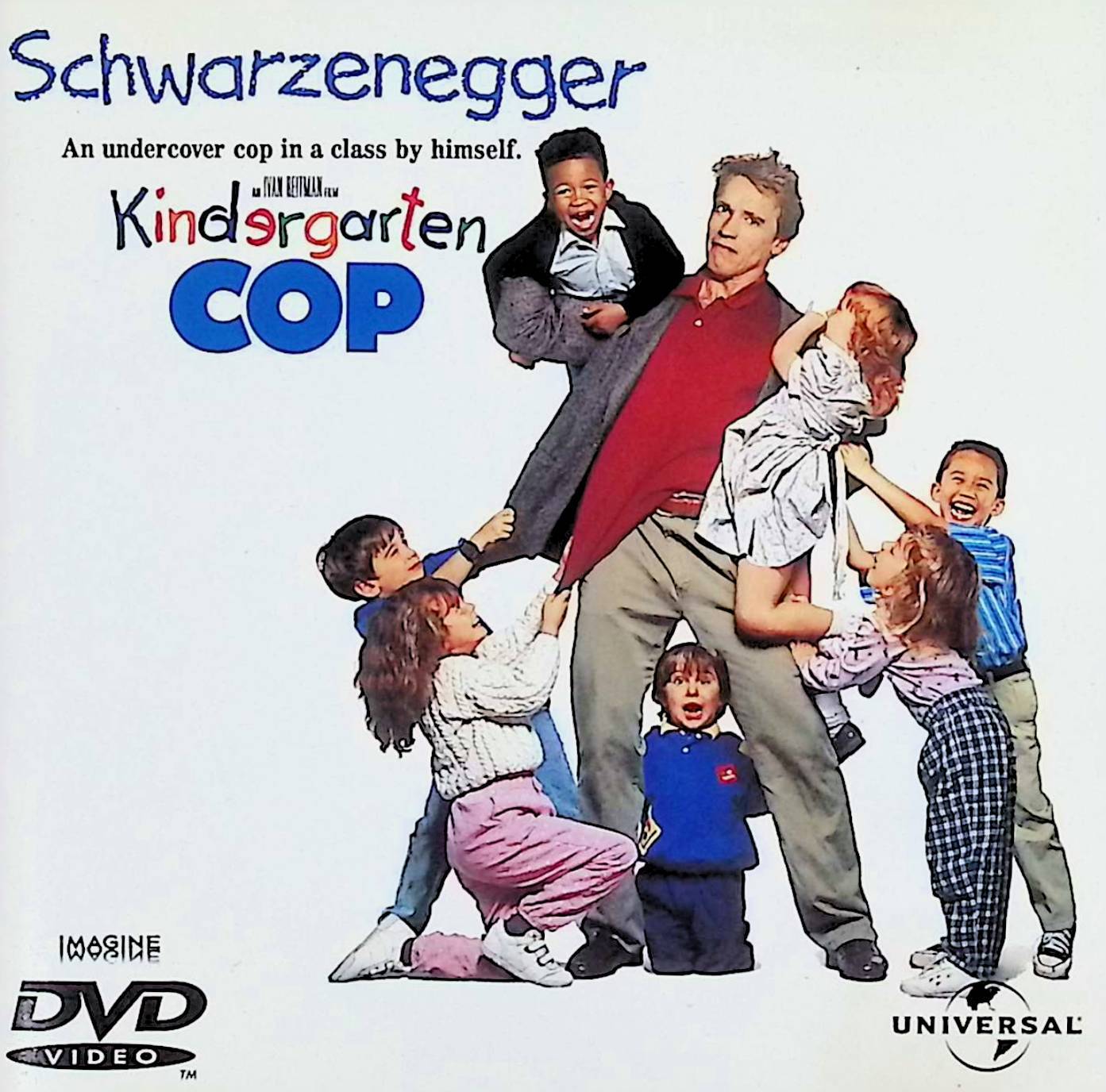 「 キンダガートン・コップ [DVD]」 アーノルド・シュワルツェネッガー、ペネロープ・アン・ミラー、パメラ・リード、監督アイヴァン・ライトマン 内容解説 凶悪犯を追うロス市警の刑事ジョン・キンブルは、犯人の元妻と息子を捜し出すため、身分を隠して幼稚園の先生になることに。屈強な刑事が手に負えない園児たちに悪戦苦闘しながら、次第に子供たちや同僚教師と心を通わせていく。だが犯人の魔の手が幼稚園に迫り…。 ジャンル コメディ／アクション／ファミリー 受賞・評価 「ツインズ」に続きアーノルド・シュワルツェネッガーとアイヴァン・ライトマン監督が組んだアクション・コメディ（1990年）。世界的ヒットを記録し、シュワルツェネッガーのコメディ路線を代表する人気作となった。 音声： 日本語・英語 字幕： 日本語・英語 JANコード： 4988102450410 🐾 安心の検品・保証 当店ではすべての商品を1点ずつ丁寧に検品したうえで出品しております。 万が一、商品に不備がございましたら、商品到着日から30日以内であれば返品・返金を承ります。どうぞ安心してご利用ください。 🐾 送料無料・スピード発送 AM11時までのご注文は、日本郵便〈ゆうメール〉にて当日発送いたします。 ※ゆうメールは土日祝日の配達がございません。あらかじめご了承ください。 商品は防水クッション封筒で丁寧に梱包し、ポストへお届けします。 🐾 まとめ買いがおトク！クーポン配布中 2点以上のご購入　→　100円引き 4点以上のご購入　→　400円引き 8点以上のご購入　→　1,000円引きDISC PLUSは映画・音楽好きのための専門中古ショップです。 レア盤、絶版アイテム、懐かしの名作など、毎日新商品入荷中！ 🐾 まとめ買いでおトクなクーポン配布中🐾