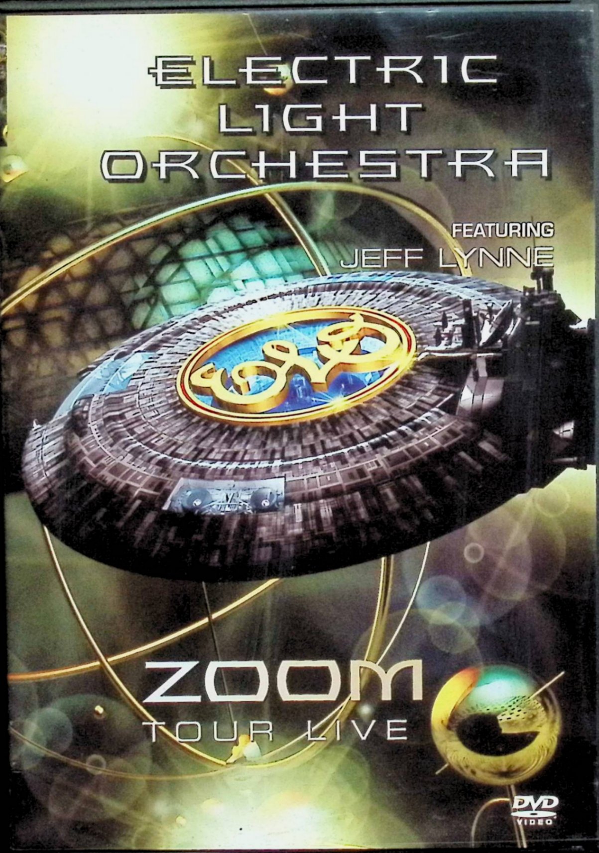 「 Zoom - Tour Live [海外版DVD]」 Electric Light Orchestra（エレクトリック・ライト・オーケストラ） 収録曲リスト 1. Program Start; Do Ya 2. Evil Woman 3. Showdown 4. Strange Magic 5. Livin' Thing 6. Alright 7. Lonesome Lullaby 8. Telephone Line 9. Turn To Stone 10. Just For Love 11. Easy Money 12. Mr. Blue Sky 13. Ma-Ma-Ma Belle 14. One Summer Dream 15. Tightrope 16. State Of Mind 17. Can't Get It Out Of My Head 18. Moment In Paradise 19. 10538 Overture 20. Ordinary Dream 21. Shine A Little Love 22. Don't Bring Me Down 23. Roll Over Beethoven 24. End Credits 【海外版DVD・Blu-rayに関するご注意】 本商品は海外版のため、日本国内版とは仕様が異なる場合があります。 ご購入前に、お手持ちの再生機器が対応可能かご確認ください。 JANコード： 7798131361048 ◇ディスクに小傷があります。 🐾 安心の検品・保証 当店ではすべての商品を1点ずつ丁寧に検品したうえで出品しております。 万が一、商品に不備がございましたら、商品到着日から30日以内であれば返品・返金を承ります。どうぞ安心してご利用ください。 🐾 送料無料・スピード発送 AM11時までのご注文は、日本郵便〈ゆうメール〉にて当日発送いたします。 ※ゆうメールは土日祝日の配達がございません。あらかじめご了承ください。 商品は防水クッション封筒で丁寧に梱包し、ポストへお届けします。 🐾 まとめ買いがおトク！クーポン配布中 2点以上のご購入　→　100円引き 4点以上のご購入　→　400円引き 8点以上のご購入　→　1,000円引きDISC PLUSは映画・音楽好きのための専門中古ショップです。 レア盤、絶版アイテム、懐かしの名作など、毎日新商品入荷中！ 🐾 まとめ買いでおトクなクーポン配布中
