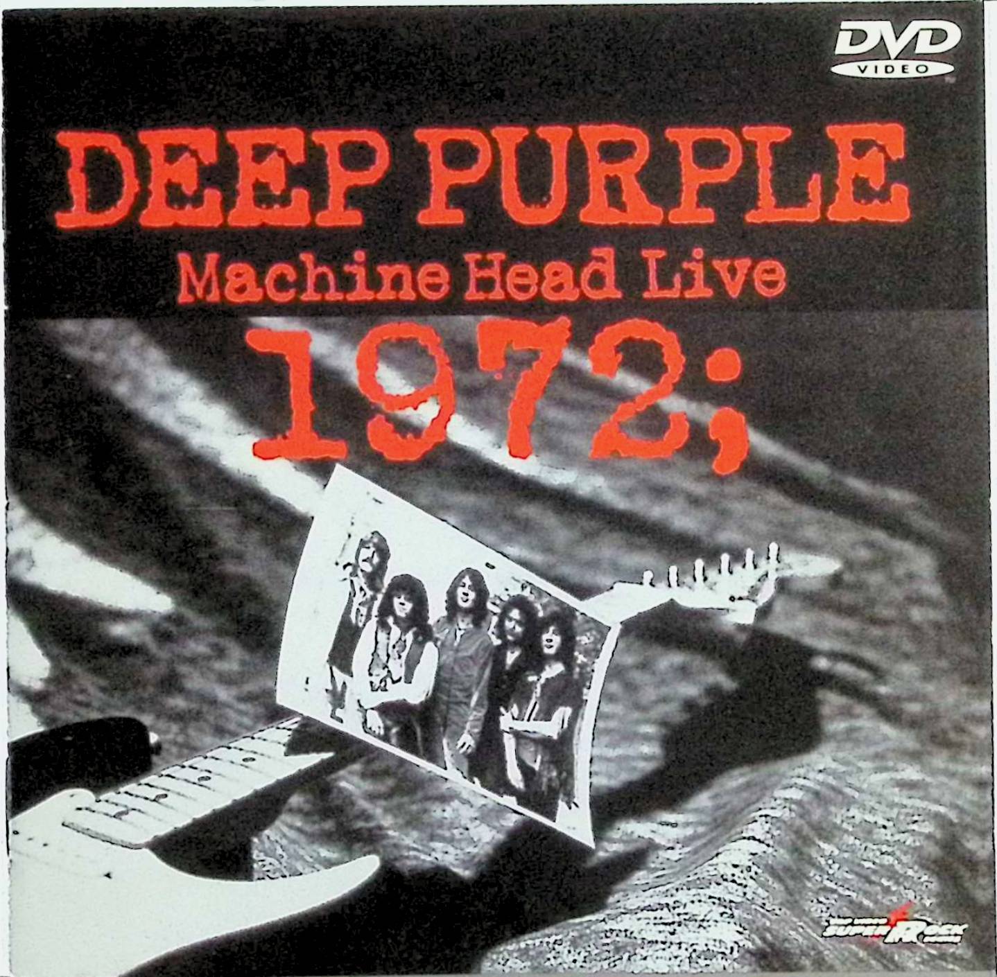 「 マシンヘッド・ライブ1972 [DVD]」 Deep Purple（ディープ・パープル） 収録曲リスト 1. Highway Star 2. Strange Kind Of Woman 3. Child In Time 4. The Mule 5. Lazy 6. Space Truckin' 7. Fireball 8. Lucille 9. Black Night JANコード： 4988021110259 ◇ディスク盤面状態良好ですが、ジャケットに経年劣化によるシミがあります。（画像ご参照下さい） 🐾 安心の検品・保証 当店ではすべての商品を1点ずつ丁寧に検品したうえで出品しております。 万が一、商品に不備がございましたら、商品到着日から30日以内であれば返品・返金を承ります。どうぞ安心してご利用ください。 🐾 送料無料・スピード発送 AM11時までのご注文は、日本郵便〈ゆうメール〉にて当日発送いたします。 ※ゆうメールは土日祝日の配達がございません。あらかじめご了承ください。 商品は防水クッション封筒で丁寧に梱包し、ポストへお届けします。 🐾 まとめ買いがおトク！クーポン配布中 2点以上のご購入　→　100円引き 4点以上のご購入　→　400円引き 8点以上のご購入　→　1,000円引きDISC PLUSは映画・音楽好きのための専門中古ショップです。 レア盤、絶版アイテム、懐かしの名作など、毎日新商品入荷中！ 🐾 まとめ買いでおトクなクーポン配布中