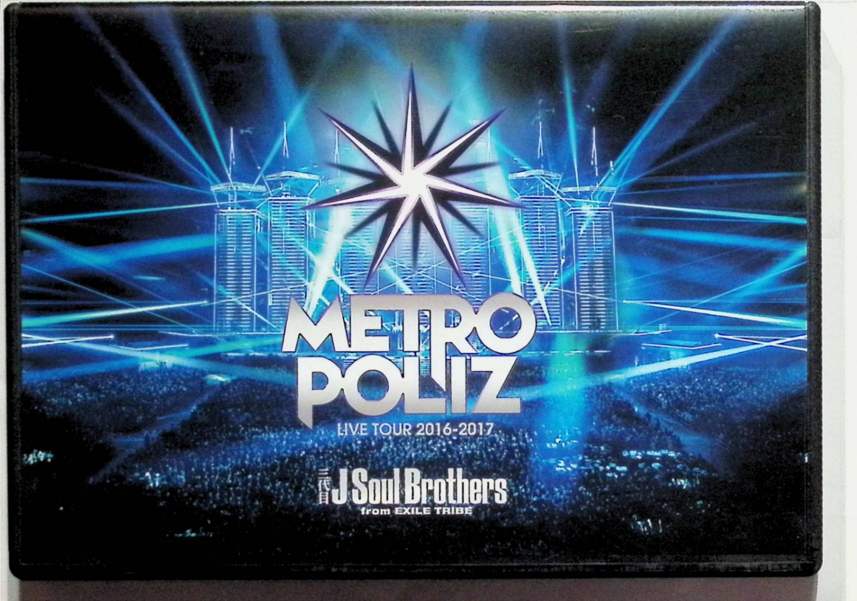 「 三代目 J Soul Brothers LIVE TOUR 2016-2017 “METROPOLIZ"(DVD2枚組)」 三代目 J Soul Brothers from EXILE TRIBE 収録曲リスト 【Disc 1】（2017.2.17-19 京セラドーム大阪公演） 1. Welcome to TOKYO 2. Summer Madness feat. Afrojack 3. R.Y.U.S.E.I. 4. BREAK OF DAWN 5. STORM RIDERS feat.SLASH 6. J.S.B. DREAM 7. Feel So Alive 8. S.A.K.U.R.A. 9. Dream Girl 10. 花火 11. Unfair World 12. 空に住む ～Living in your sky～ 13. Beautiful Life 14. BRIGHT 15. HAPPY 【Disc 2】 1. Over & Over 2. CHAIN BREAKER 3. NEOTOKYO 4. Share The Love 5. (YOU SHINE) THE WORLD 6. Waking Me Up 7. Eeny, meeny, miny, moe! 8. LET'S PARTY 9. 銀河鉄道999（三代目 J Soul Brothers ver.） 10. 君の瞳に恋してる -Can't Take My Eyes Off You- 11. O.R.I.O.N. 12. J.S.B. LOVE（アンコール） 13. Born in the EXILE（アンコール） JANコード： 4988064864393 🐾 安心の検品・保証 当店ではすべての商品を1点ずつ丁寧に検品したうえで出品しております。 万が一、商品に不備がございましたら、商品到着日から30日以内であれば返品・返金を承ります。どうぞ安心してご利用ください。 🐾 送料無料・スピード発送 AM11時までのご注文は、日本郵便〈ゆうメール〉にて当日発送いたします。 ※ゆうメールは土日祝日の配達がございません。あらかじめご了承ください。 商品は防水クッション封筒で丁寧に梱包し、ポストへお届けします。 🐾 まとめ買いがおトク！クーポン配布中 2点以上のご購入　→　100円引き 4点以上のご購入　→　400円引き 8点以上のご購入　→　1,000円引きDISC PLUSは映画・音楽好きのための専門中古ショップです。 レア盤、絶版アイテム、懐かしの名作など、毎日新商品入荷中！ 🐾 まとめ買いでおトクなクーポン配布中 🐾