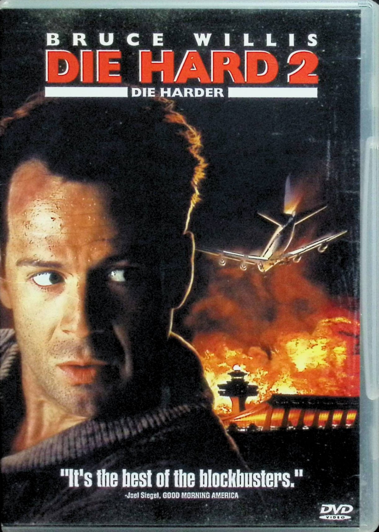 「 ダイ・ハード2 [DVD]」 ブルース・ウィリス、ボニー・ベデリア、ビル・サドラー、監督レニー・ハーリン 内容解説 前作から1年後のクリスマス・イブ。妻ホリーを出迎えるためワシントン・ダレス国際空港を訪れたジョン・マクレーンは、不審な男たちと遭遇し銃撃戦になる。彼らは元陸軍特殊部隊のスチュアート大佐が率いるテロ部隊で、目的は護送中の南米の麻薬王エスペランザ将軍の奪還だった。管制塔を制圧され、上空で旋回する旅客機すべてが人質となるなか、マクレーンはたった一人で反撃に出る。 ジャンル アクション／サスペンス 受賞・評価 世界的大ヒットとなった『ダイ・ハード』の続編で、シリーズ第2作。ウォルター・ウェイジャーの小説『ケネディ空港/着陸不能』を原案とし、レニー・ハーリンが監督を務めた。 音声： 日本語・英語 字幕： 日本語・英語 JANコード： 4988142500229 ◇ディスクにわずかに小傷があります。 🐾 安心の検品・保証 当店ではすべての商品を1点ずつ丁寧に検品したうえで出品しております。 万が一、商品に不備がございましたら、商品到着日から30日以内であれば返品・返金を承ります。どうぞ安心してご利用ください。 🐾 送料無料・スピード発送 AM11時までのご注文は、日本郵便〈ゆうメール〉にて当日発送いたします。 ※ゆうメールは土日祝日の配達がございません。あらかじめご了承ください。 商品は防水クッション封筒で丁寧に梱包し、ポストへお届けします。 🐾 まとめ買いがおトク！クーポン配布中 2点以上のご購入　→　100円引き 4点以上のご購入　→　400円引き 8点以上のご購入　→　1,000円引きDISC PLUSは映画・音楽好きのための専門中古ショップです。 レア盤、絶版アイテム、懐かしの名作など、毎日新商品入荷中！ 🐾 まとめ買いでおトクなクーポン配布中