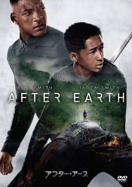 「 アフター・アース [DVD]」 ウィル・スミス (出演), ジェイデン・スミス (出演), M・ナイト・シャマラン (監督) 一大異変を機に人類が地球から退去して千年後。軍人のサイファーと13歳の息子キタイは、惑星プライムに帰還する途中で小惑星の嵐に遭い、危険な惑星“地球“に不時着する。怪我を追った父親を助けるために、キタイはひとり危険な土地へと足を踏み入れる。 M・ナイト・シャマラン監督が、ウィル・スミスとその息子で俳優のジェイデン・スミスを主演に迎えたSFアドベンチャー。人類がとうの昔に地球を捨て、別の惑星に移り住んでいる未来を舞台に、トラブルに巻き込まれて地球に不時着した父子が、見知らぬ場所へと変わり果ててしまった“最上級危険惑星“の地球で、想像を絶する危機に立ち向かう！ 音声： 日本語・英語 字幕： 日本語・英語 JANコード： 4547462088048 🐾 安心の検品・保証 当店ではすべての商品を1点ずつ丁寧に検品したうえで出品しております。 万が一、商品に不備がございましたら、商品到着日から30日以内であれば返品・返金を承ります。どうぞ安心してご利用ください。 🐾 送料無料・スピード発送 AM11時までのご注文は、日本郵便〈ゆうメール〉にて当日発送いたします。 ※ゆうメールは土日祝日の配達がございません。あらかじめご了承ください。 商品は防水クッション封筒で丁寧に梱包し、ポストへお届けします。 🐾 まとめ買いがおトク！クーポン配布中 2点以上のご購入　→　100円引き 4点以上のご購入　→　400円引き 8点以上のご購入　→　1,000円引きDISC PLUSは映画・音楽好きのための専門中古ショップです。 レア盤、絶版アイテム、懐かしの名作など、毎日新商品入荷中！ 🐾 まとめ買いでおトクなクーポン配布中 🐾