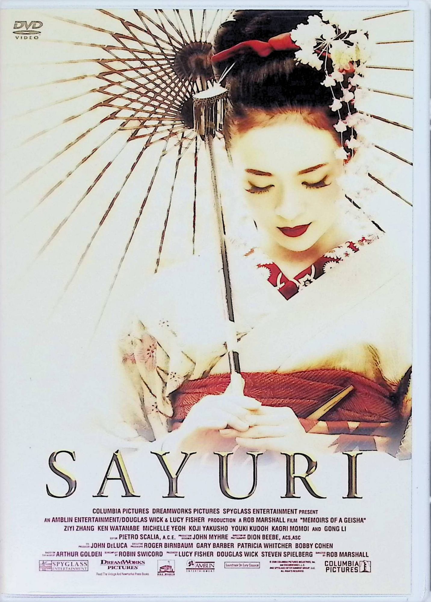 「 SAYURI [DVD]」 チャン・ツィイー (出演), 渡辺謙 (出演), ロブ・マーシャル (監督) 9歳で花街の置屋に売られた少女が、過酷な下積みに耐えて一人前の芸者へと成長。憧れの人“会長さん“と再会を果たすのだが…。 スピルバーグが製作、『シカゴ』のロブ・マーシャル監督がメガホンを執り、アーサー・ゴールデンのベストセラー小説を映画化。ヒロインに扮したチャン・ツィイーをはじめ、アジア×日本混合の豪華キャストで、芸者さゆりの波乱に満ちた人生と愛の物語が美しく幻想的に綴られる。 JANコード： 4988105049376 🐾 安心の検品・保証 当店ではすべての商品を1点ずつ丁寧に検品したうえで出品しております。 万が一、商品に不備がございましたら、商品到着日から30日以内であれば返品・返金を承ります。どうぞ安心してご利用ください。 🐾 送料無料・スピード発送 AM11時までのご注文は、日本郵便〈ゆうメール〉にて当日発送いたします。 ※ゆうメールは土日祝日の配達がございません。あらかじめご了承ください。 商品は防水クッション封筒で丁寧に梱包し、ポストへお届けします。 🐾 まとめ買いがおトク！クーポン配布中 2点以上のご購入　→　100円引き 4点以上のご購入　→　400円引き 8点以上のご購入　→　1,000円引きDISC PLUSは映画・音楽好きのための専門中古ショップです。 レア盤、絶版アイテム、懐かしの名作など、毎日新商品入荷中！ 🐾 まとめ買いでおトクなクーポン配布中 🐾
