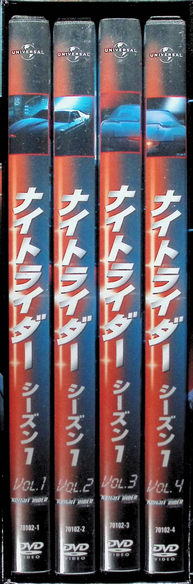 「 ナイトライダー シーズン1 コンプリートDVD-BOX[DVD8枚組]」 デビッド・ハッセルホフ、エドワード・マルヘア、レベッカ・ホールデン 内容解説 1982年から全米で放映された大ヒットアクションTVシリーズの第1シーズン。顔面に銃弾を受けた捜査官マイケル・ロングは、ナイト財団に救われ、マイケル・ナイトとして生まれ変わる。人間の言葉を話し無敵の防御力を誇るドリームカー「ナイト2000（K.I.T.T.）」を相棒に、お目付け役の英国紳士デボンやメカニックのボニーに支えられながら全米を駆けめぐり、数々の犯罪に立ち向かっていく。 ジャンル 海外ドラマ／アクション／SF 受賞・評価 80年代を代表するカーアクションTVシリーズで、しゃべる車K.I.T.T.は世界的な人気を博した。本商品はシーズン1をDVD8枚組で収めたコンプリートBOX。 JANコード： 4571130845794 🐾 安心の検品・保証 当店ではすべての商品を1点ずつ丁寧に検品したうえで出品しております。 万が一、商品に不備がございましたら、商品到着日から30日以内であれば返品・返金を承ります。どうぞ安心してご利用ください。 🐾 送料無料・スピード発送 AM11時までのご注文は、日本郵便〈ゆうメール〉にて当日発送いたします。 ※ゆうメールは土日祝日の配達がございません。あらかじめご了承ください。 商品は防水クッション封筒で丁寧に梱包し、ポストへお届けします。 🐾 まとめ買いがおトク！クーポン配布中 2点以上のご購入　→　100円引き 4点以上のご購入　→　400円引き 8点以上のご購入　→　1,000円引きDISC PLUSは映画・音楽好きのための専門中古ショップです。 レア盤、絶版アイテム、懐かしの名作など、毎日新商品入荷中！ 🐾 まとめ買いでおトクなクーポン配布中