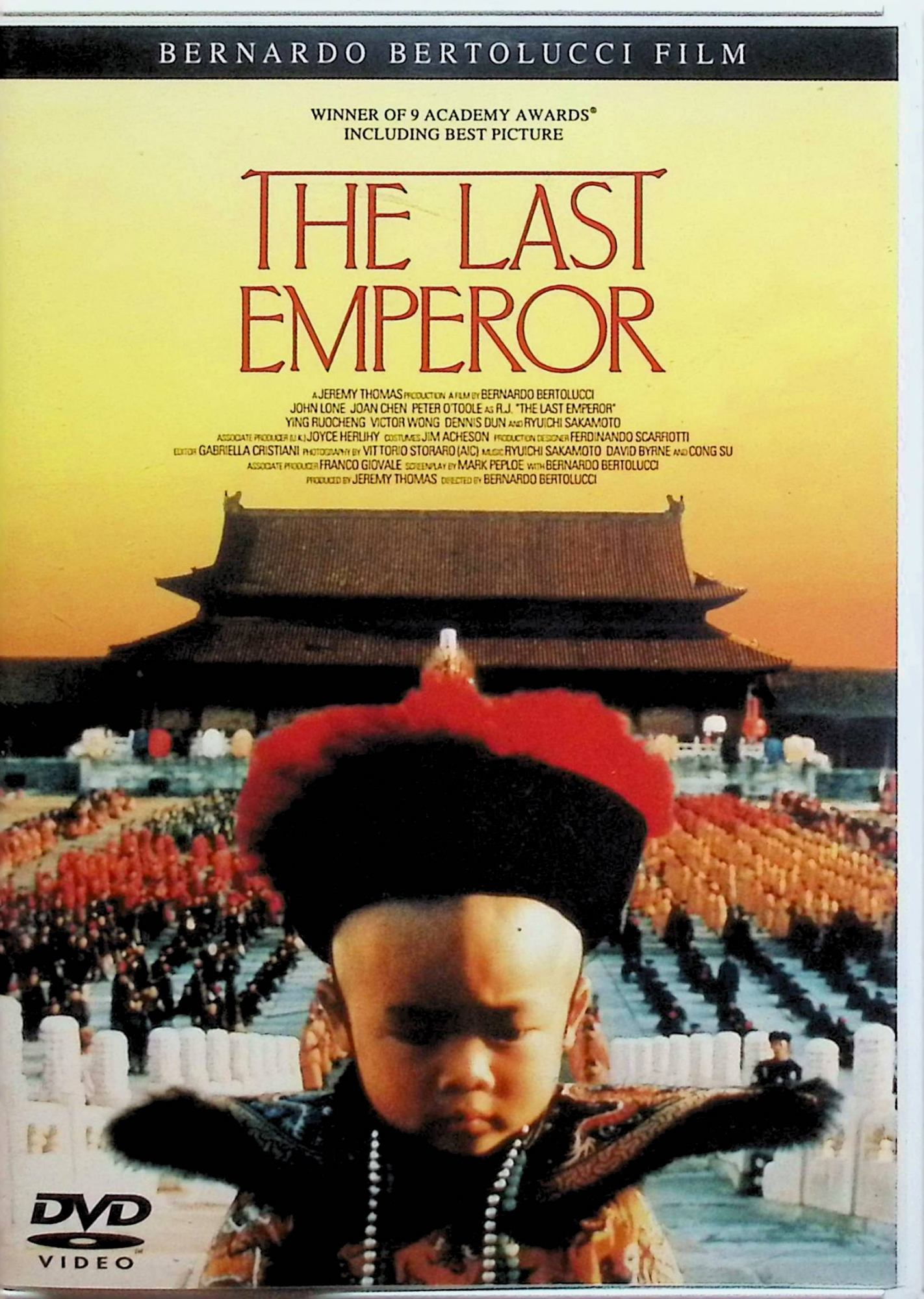 「 ラストエンペラー [DVD]」 ジョン・ローン (出演), ジョアン・チェン (出演), ベルナルド・ベルトルッチ (監督, 脚本) 清朝最後の皇帝・溥儀の波乱の生涯を描いた絢爛たる大作。1950年、満州国戦犯として中国本土に護送された元満州国皇帝・溥儀は、両手首の血管を切って自殺を図る。薄れゆく意識のうちに、まざまざと過去の情景がよみがえる。1908年、死期の迫った西太后によって皇帝に任命された3歳の溥儀は1000人もの宦官にかしずかれて昔ながらの生活を送る。14歳の時、イギリス人のジョンストンが溥儀の家庭教師となり、溥儀の目を世界に向けさせた。やがて溥儀は、婉容を皇后に文繍を后に迎えた。1924年、ついに溥儀らは馮玉祥軍によって紫禁城を追放される。その後、溥儀は日本軍に利用され満州国の傀儡皇帝となる。戦後は戦犯として9年間の囚人生活を送り、最後は植物園の園長として生涯を閉じる。世界初の紫禁城ロケによる映像は重厚かつ華麗で、500人の重臣による即位式や皇后の輿入れの儀式など見ごたえ十分。 受賞歴 第60回アカデミー賞 作品賞 / 監督賞 / 脚色賞 / 撮影賞 / 編集賞 / 美術賞 / 衣装デザイン賞 / 音響賞 / 作曲賞 第45回ゴールデングローブ賞 ドラマ部門 作品賞 第45回ゴールデングローブ賞 監督賞 / 脚本賞 / 作曲賞 音声： 英語 字幕： 日本語 JAN： 4988105028265 🐾 安心の検品・保証 当店ではすべての商品を1点ずつ丁寧に検品したうえで出品しております。 万が一、商品に不備がございましたら、商品到着日から30日以内であれば返品・返金を承ります。どうぞ安心してご利用ください。 🐾 送料無料・スピード発送 AM11時までのご注文は、日本郵便〈ゆうメール〉にて当日発送いたします。 ※ゆうメールは土日祝日の配達がございません。あらかじめご了承ください。 商品は防水クッション封筒で丁寧に梱包し、ポストへお届けします。 🐾 まとめ買いがおトク！クーポン配布中 2点以上のご購入　→　100円引き 4点以上のご購入　→　400円引き 8点以上のご購入　→　1,000円引きDISC PLUSは映画・音楽好きのための専門中古ショップです。 レア盤、絶版アイテム、懐かしの名作など、毎日新商品入荷中！ 🐾 まとめ買いでおトクなクーポン配布中 🐾