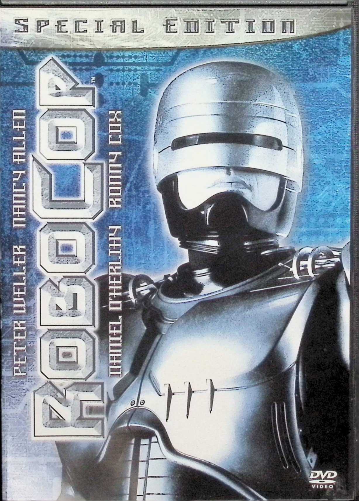 「 ロボコップ ― 特別編 [DVD]」 ピーター・ウェラー、ナンシー・アレン、ロニー・コックス、監督ポール・バーホーベン 内容解説 1987年のアメリカ映画（ポール・バーホーベン監督、原題 ROBOCOP）。犯罪が多発する近未来のデトロイト。警察は民営化され、巨大企業オムニ社（OCP）が治安維持用ロボットの開発を進めていた。凶悪犯クラレンス・ボディッカー（カートウッド・スミス）の一味に殺害され殉職した警官アレックス・マーフィー（ピーター・ウェラー）は、サイボーグ警官「ロボコップ」として蘇生させられる。企業の思惑どおりに犯罪を次々と制圧するロボコップだったが、相棒だった女性警官ルイス（ナンシー・アレン）との再会をきっかけに、やがて自分の正体と事件の背後にある真実に目覚めていく。 ジャンル SF／アクション／バイオレンス 受賞・評価 第60回アカデミー賞で音響効果編集の特別業績賞を受賞し、編集賞・音響賞にもノミネート。過激な暴力描写と社会風刺で話題を呼び、低予算ながら北米で約5,340万ドルの興行収入を上げた1980年代を代表するSFアクション。日本でのTV放送でも視聴率28.0%を記録した人気作。 音声： 日本語・英語 字幕： 日本語・英語 JANコード： 4988142090027 🐾 安心の検品・保証 当店ではすべての商品を1点ずつ丁寧に検品したうえで出品しております。 万が一、商品に不備がございましたら、商品到着日から30日以内であれば返品・返金を承ります。どうぞ安心してご利用ください。 🐾 送料無料・スピード発送 AM11時までのご注文は、日本郵便〈ゆうメール〉にて当日発送いたします。 ※ゆうメールは土日祝日の配達がございません。あらかじめご了承ください。 商品は防水クッション封筒で丁寧に梱包し、ポストへお届けします。 🐾 まとめ買いがおトク！クーポン配布中 2点以上のご購入　→　100円引き 4点以上のご購入　→　400円引き 8点以上のご購入　→　1,000円引きDISC PLUSは映画・音楽好きのための専門中古ショップです。 レア盤、絶版アイテム、懐かしの名作など、毎日新商品入荷中！ 🐾 まとめ買いでおトクなクーポン配布中 🐾