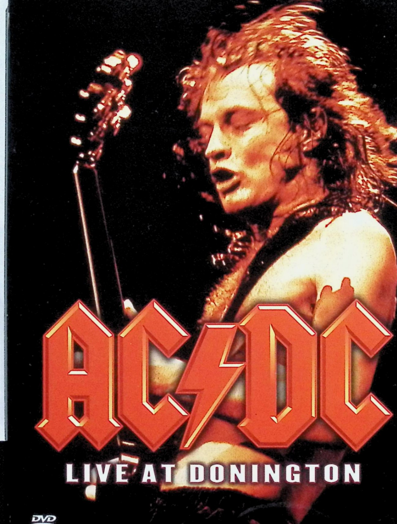 「 Live At Donington（デジパック仕様） [海外版DVD]」 AC/DC 内容解説 1991年8月17日、英国ドニントン・パークで開催された「モンスターズ・オブ・ロック」フェスティバルでAC/DCが3度目のヘッドライナーを務めた公演を収録。35mmパナビジョンと26台のカメラ（ヘリコプター搭載含む）で撮影され、大砲・ヘルズ・ベル・巨大ロージーの演出まで捉えた代表的ライブ映像。監督デヴィッド・マレット。輸入盤（Epic Music Video／Albert Productions・品番 EVD 56963・2003年）、紙製デジパック仕様、収録約2時間、NTSC、Dolby Digital 5.1／ステレオ。特典：メンバー別アイソカム映像、アンガス＆マルコム・ヤングのオーディオ・コメンタリー、ディスコグラフィ。収録曲：Thunderstruck／Shoot To Thrill／Back In Black／Hell Ain't A Bad Place To Be／Heatseeker／Fire Your Guns／Jailbreak／The Jack／Dirty Deeds Done Dirt Cheap／Moneytalks／Hells Bells／High Voltage／Whole Lotta Rosie／You Shook Me All Night Long／T.N.T.／Let There Be Rock／Highway To Hell／For Those About To Rock (We Salute You) ジャンル 音楽／ライブ／ハードロック／ヘヴィメタル 受賞・評価 米国RIAA 6×プラチナ、英国 2×プラチナ、オーストラリア 7×プラチナ、ドイツ 3×プラチナ、フランス 2×プラチナ認定など世界各国で認定を受けた、AC/DCの最も売れたライブ映像作品。1992年VHS発売後、2003年に本DVD、2007年にBlu-ray化された。 【海外版DVD・Blu-rayに関するご注意】 本商品は海外版のため、日本国内版とは仕様が異なる場合があります。 ご購入前に、お手持ちの再生機器が対応可能かご確認ください。 JANコード： 0074645696393 🐾 安心の検品・保証 当店ではすべての商品を1点ずつ丁寧に検品したうえで出品しております。 万が一、商品に不備がございましたら、商品到着日から30日以内であれば返品・返金を承ります。どうぞ安心してご利用ください。 🐾 送料無料・スピード発送 AM11時までのご注文は、日本郵便〈ゆうメール〉にて当日発送いたします。 ※ゆうメールは土日祝日の配達がございません。あらかじめご了承ください。 商品は防水クッション封筒で丁寧に梱包し、ポストへお届けします。 🐾 まとめ買いがおトク！クーポン配布中 2点以上のご購入　→　100円引き 4点以上のご購入　→　400円引き 8点以上のご購入　→　1,000円引きDISC PLUSは映画・音楽好きのための専門中古ショップです。 レア盤、絶版アイテム、懐かしの名作など、毎日新商品入荷中！ 🐾 まとめ買いでおトクなクーポン配布中 🐾