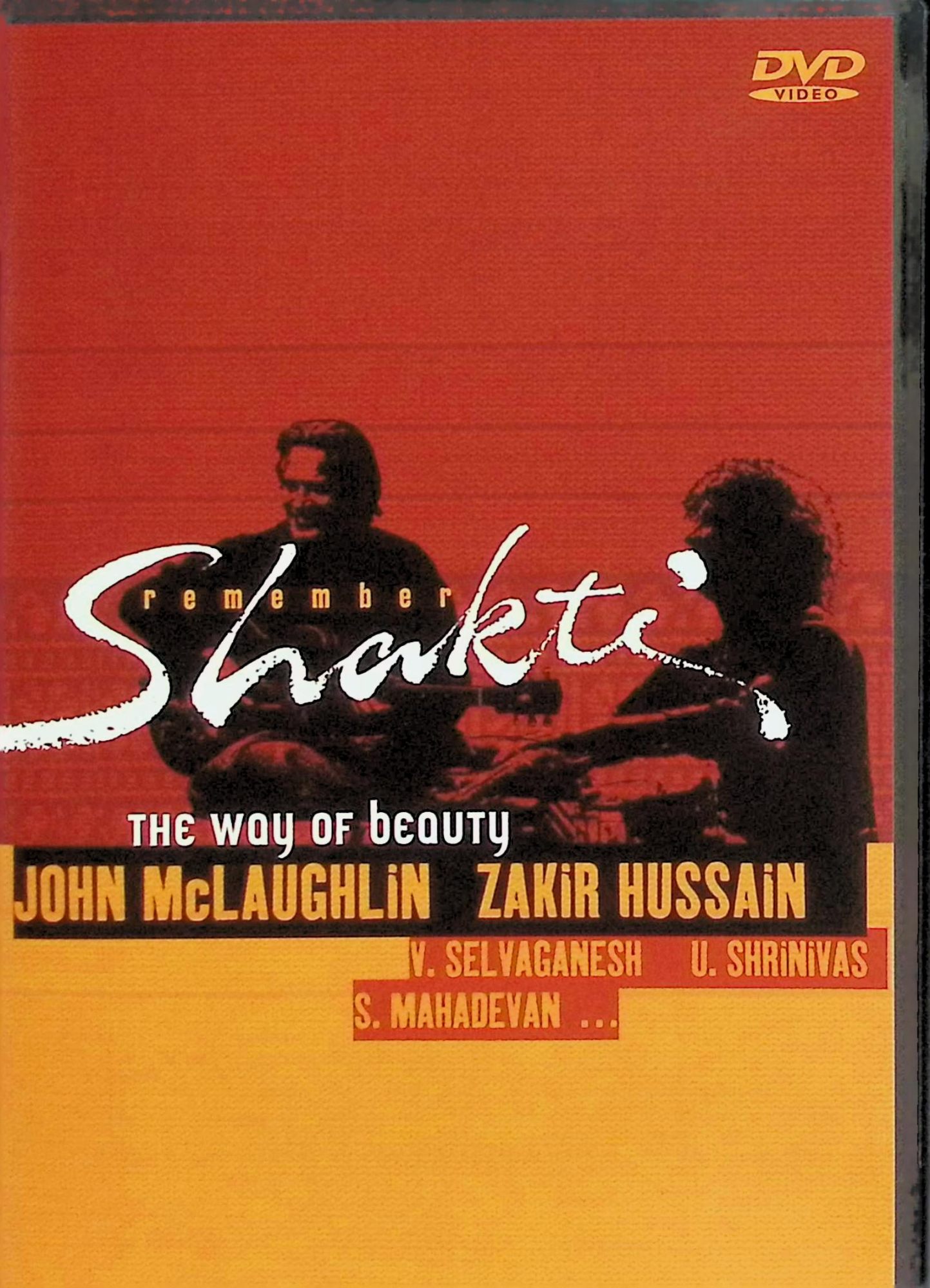 「 Remember Shakti [海外版DVD]」 リメンバー・シャクティ（ジョン・マクラフリン、ザキール・フセイン） 内容解説 英国のジャズ・ギタリスト、ジョン・マクラフリンとインドのタブラ奏者ザキール・フセインが1975年に結成し、東西音楽の融合を切り拓いたグループ「シャクティ」と、1997年の再結成「リメンバー・シャクティ」の歩みをたどる約180分の映像作品。収録内容：（1）ドキュメンタリー映画「Shakti Timeless」（60分・パルト・セン＝グプタ監督）—マクラフリンとフセインのインタビューに70年代から現在までの貴重な映像を織り込み、L・シャンカール、T・H・ヴィック・ヴィナヤクラムら創設メンバーから、V・セルヴァガネーシュ、U・シュリニヴァス、シャンカール・マハデヴァンら新世代までを紹介（2）2004年パリ「New Morning」公演のサウンドチェック密着「Sound check」（45分）（3）2000年ボンベイ公演「Saturday Night in Bombay」（55分）（4）1976年と2004年のモントルー・ジャズ・フェスティバル・ライブ映像。 輸入盤（EU製）。Universal Music France／Verve、品番EDV17（0602498386835）、2006年発売。NTSC・全リージョン対応。ドキュメンタリーは英語、字幕：フランス語・スペイン語・ドイツ語。出演：ジョン・マクラフリン、ザキール・フセイン、U・シュリニヴァス、V・セルヴァガネーシュ、シャンカール・マハデヴァン、T・H・ヴィック・ヴィナヤクラム、L・シャンカール、シヴ・クマール・シャルマ、デバシシュ・バッタチャリヤほか。 ジャンル 音楽／ライブ／ドキュメンタリー／ジャズ／ワールド／インド音楽／ギター 受賞・評価 ドキュメンタリー「Shakti Timeless」は2007年ダーバン国際映画祭（南アフリカ）で上映された。シャクティは一見相容れない伝統を流動的・有機的なサウンドに結びつけた東西融合の先駆的グループとされ、本作は結成30年の歴史を70年代の映像と共に一望できる貴重な資料。 【海外版DVD・Blu-rayに関するご注意】 本商品は海外版のため、日本国内版とは仕様が異なる場合があります。 ご購入前に、お手持ちの再生機器が対応可能かご確認ください。 JANコード： 0602498386835 🐾 安心の検品・保証 当店ではすべての商品を1点ずつ丁寧に検品したうえで出品しております。 万が一、商品に不備がございましたら、商品到着日から30日以内であれば返品・返金を承ります。どうぞ安心してご利用ください。 🐾 送料無料・スピード発送 AM11時までのご注文は、日本郵便〈ゆうメール〉にて当日発送いたします。 ※ゆうメールは土日祝日の配達がございません。あらかじめご了承ください。 商品は防水クッション封筒で丁寧に梱包し、ポストへお届けします。 🐾 まとめ買いがおトク！クーポン配布中 2点以上のご購入　→　100円引き 4点以上のご購入　→　400円引き 8点以上のご購入　→　1,000円引きDISC PLUSは映画・音楽好きのための専門中古ショップです。 レア盤、絶版アイテム、懐かしの名作など、毎日新商品入荷中！ 🐾 まとめ買いでおトクなクーポン配布中 🐾