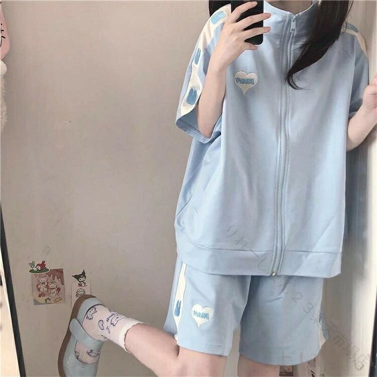 スリムフィットでスタイリッシュな女性のコーデの幅を広げる半袖パーカーとショートパンツの2点セットです！肌触りの良いさらっとした生地で着心地抜群！ゆったりとしたジャージで動きやすく、締め付け感もなく着心地いい。ウエストはゴム仕様で、動きやすくて脱着もしやすい。カジュアルコーデにはもちろん、スポーツやアウトドア、ルームウェア（部屋着）など様々シーンで活躍してくれる！ サイズ S M L XL サイズについての説明 S トップス着丈(62cm) 袖丈(33cm) バスト(104cm) パンツ丈(39cm) ヒップ(100cm) 太もも回り(54cm) 体重参考(30-42.5kg) M トップス着丈(64cm) 袖丈(34cm) バスト(108cm) パンツ丈(40cm) ヒップ(104cm) 太もも回り(58cm) 体重参考(42.5-52.5kg) L トップス着丈(66cm) 袖丈(35cm) バスト(112cm) パンツ丈(41cm) ヒップ(108cm) 太もも回り(62cm) 体重参考(52.5-65kg) XL トップス着丈(68cm) 袖丈(36cm) バスト(116cm) パンツ丈(42cm) ヒップ(110cm) 太もも回り(66cm) 体重参考(65-77.5kg) ※測定方法によって誤差が生じますので、予めご了承下さい。 素材 ポリエステル 色 ブルー(上下セット) ピンク(上下セット) 備考 ●サイズ詳細等の測り方はスタッフ間で統一、徹底はしておりますが、実寸は商品によって若干の誤差(1cm～3cm )がある場合がございますので、予めご了承ください。 ●商品の色は、撮影時の光や、お客様のモニターの色具合などにより、実際の商品と異なる場合がございます。あらかじめ、ご了承ください。 ●製品によっては、生地の特性上、洗濯時に縮む場合がございますので洗濯時はご注意下さいませ。 ▼色味の強い製品によっては他の衣類などに色移りする場合もございますので、速やかに（脱水、乾燥等）するようにお願いいたします。 ▼生地によっては摩擦や汗、雨などで濡れた時は、他の製品に移染する恐れがございますので、着用の際はご注意下さい。 ▼生地の特性上、やや匂いが強く感じられるものもございます。数日のご使用や陰干しなどで気になる匂いはほとんど感じられなくなります。 .レディース 専用 の 2点セット ジャージ は 春夏 に 最適 な 半袖 スウェット パーカー と 前開き ショートパンツ の 上下セット です。地雷系 ファッション に ぴったり の スポーツウェア として おすすめ で、快適 な 着心地 と 動きやすさ を 両立 しています。。 指定された配送時間は承っておりません。【りれーしょん23楽天市場店】