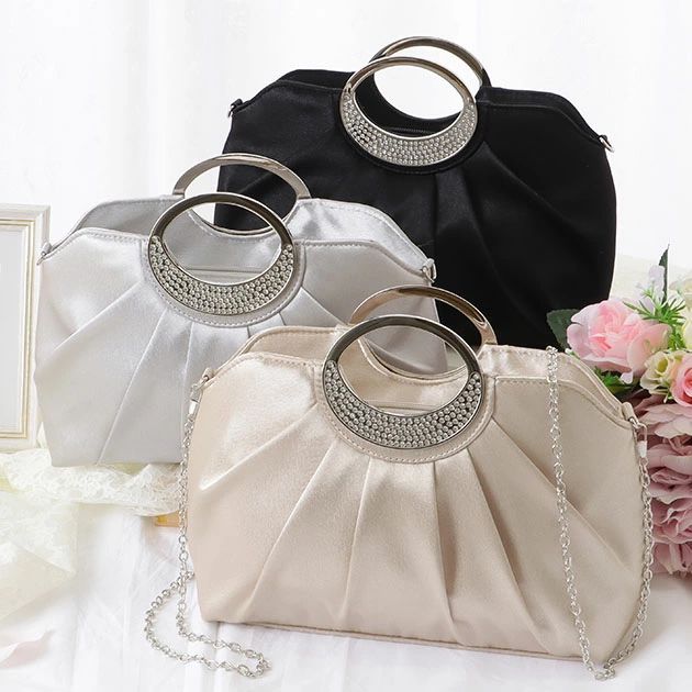 ⇒ 買い物ガイドはこちら■商品説明 結婚式やセレモニーなど、華やかなシーンにお使いいただける、光沢が華やかなサテン生地のパーティーバッグ。 ふっくらとしたフォルムが女性らしく、タックのアクセントで立体的に仕上げました。 ハンドル付きで手元を空けやすいのもうれしいところ。 大きめの開口部で手荷物の出し入れもしやすく、あれもこれもと持ち運びたい方にもおすすめの使いやすさが魅力です。 全体をキュッと引き締めてくれるメタリックハンドルには、ビジューのあしらいで華やぎをプラスしました。 小脇に抱えてクラッチ風にもお使いいただけるので、その日の装いに合わせてアレンジを楽しめます。 ■サイズ 幅24cm / 高さ17.5cm マチ7cm / チェーン長120cm / 重量300g ■素材 ポリエステル100％ ■モデル情報 身長165cm / 体重48kg / バスト75 / ウエスト58 / ヒップ88 / 骨格ウェーブ ■原産国 MADE IN CHINA ■注意点 ・色合いはモニター環境により若干の誤差が出る場合がございます。 ・サイズは平置きサイズとなりますので、測り方によっては誤差が生じる場合がございます。 ・入荷・生産時期により、色、サイズ、素材などが多少異なる場合がございます。 ・本製品は生産過程におきまして、生地を織る際の糸の継ぎ目や多少のほつれが生じることがあります。 ・お手頃な価格で提供しているため、簡易包装となっており、保管・梱包時にシワが生じる場合がございます。 ・靴商品は商品箱が破損している場合がございます。 ・上記の点についてあらかじめご了承いただきますようお願い申し上げます。