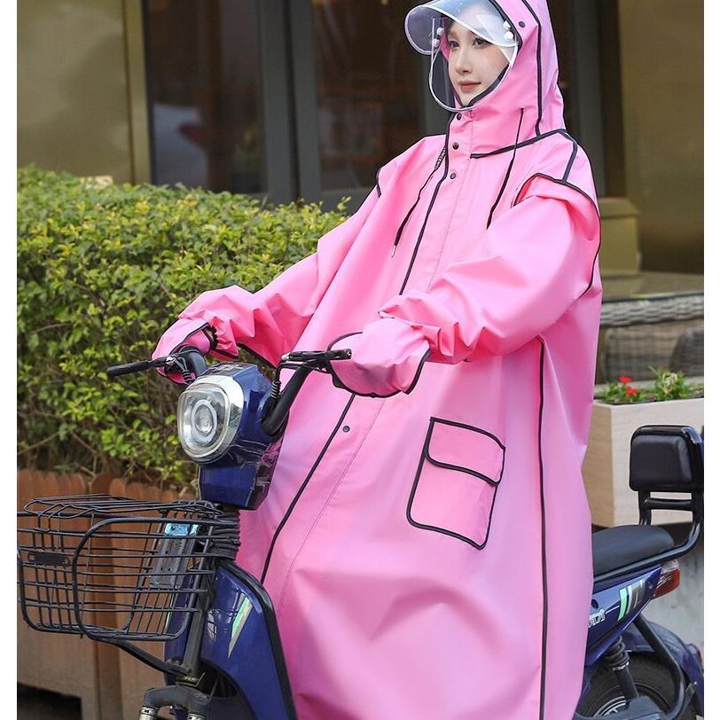 【素材】EVA(防水性)レインウェア 通学 通勤 保育園などで自転車 原付に乗る方にぴったりの雨合羽(カッパ)です。レインコートとして雪かき、犬のお散歩、雨のアミューズメントパーク、ペットお散歩も安心。前開き仕様でファスナーでしっかり締めて、その後にボタンでも締めることができて雨の侵入を防ぎます。ツバ付 レインウエアで自転車などの運転でも前から来る雨をガードします。袖の部分にボタンの絞りがあり水の侵入を防ぎます。首元に紐がありフェイスラインを絞ることができます！男女兼用(レディース メンズ 女性用 男性用)でご着用頂けます。斜め掛けのショルダーバッグも、小ぶりなリュックも背負ったまま着用OK！透明ツバが雨を防ぎ視界を守る レイングッズ！待望のロングタイプ発売です！