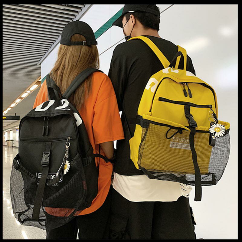 【商品コード】：y557708 【カラー】：ブラック、グリーン、イエロー サイズ：41*31*13 CM(約) 人気スポーツから、ボールが収納できる便利なバッグのご紹介です。 リュック本体は通学や部活にピッタリの大容量仕様！ ボールが外側に収納できるので、リュックの容量が広くなりとても便利♪ 毎日の通学にはもちろん、合宿・遠征時にも大活躍です！！ 歩いたり走ったりする時ボールが跳ねる様な感覚を大幅に軽減し、背負い心地もバツグンです！！ 注意事項 ※製品品質向上、または製造時期により、予告なくデザイン及び仕様を変更する場合がございます。 ※生産過程におきまして、若干のサイズ誤差、個体差が生じる場合がございます。 ※機械による生産過程におきまして、どうしても生地を織る際の糸の継ぎ目、多少のほつれや汚れなどが生じている場合がございます。 ※サイトに掲載されている商品は、撮影の照明、またパソコンなどの環境により、画像と実際の商品の色味が多少異なる場合がございます。 ※本製品は輸入品のため、物流運送の都合により、多少シワや凹み、スレや汚れなどがある場合がございます。 ※検品のため弊社にてパッケージを開封する場合がございます。 ※パッケージは予告無く変更になる場合がございます。【商品コード】：y557708 【カラー】：ブラック、グリーン、イエロー サイズ：41*31*13 CM(約) 人気スポーツから、ボールが収納できる便利なバッグのご紹介です。 リュック本体は通学や部活にピッタリの大容量仕様！ ボールが外側に収納できるので、リュックの容量が広くなりとても便利♪ 毎日の通学にはもちろん、合宿・遠征時にも大活躍です！！ 歩いたり走ったりする時ボールが跳ねる様な感覚を大幅に軽減し、背負い心地もバツグンです！！ 注意事項 ※製品品質向上、または製造時期により、予告なくデザイン及び仕様を変更する場合がございます。 ※生産過程におきまして、若干のサイズ誤差、個体差が生じる場合がございます。 ※機械による生産過程におきまして、どうしても生地を織る際の糸の継ぎ目、多少のほつれや汚れなどが生じている場合がございます。 ※サイトに掲載されている商品は、撮影の照明、またパソコンなどの環境により、画像と実際の商品の色味が多少異なる場合がございます。 ※本製品は輸入品のため、物流運送の都合により、多少シワや凹み、スレや汚れなどがある場合がございます。 ※検品のため弊社にてパッケージを開封する場合がございます。 ※パッケージは予告無く変更になる場合がございます。