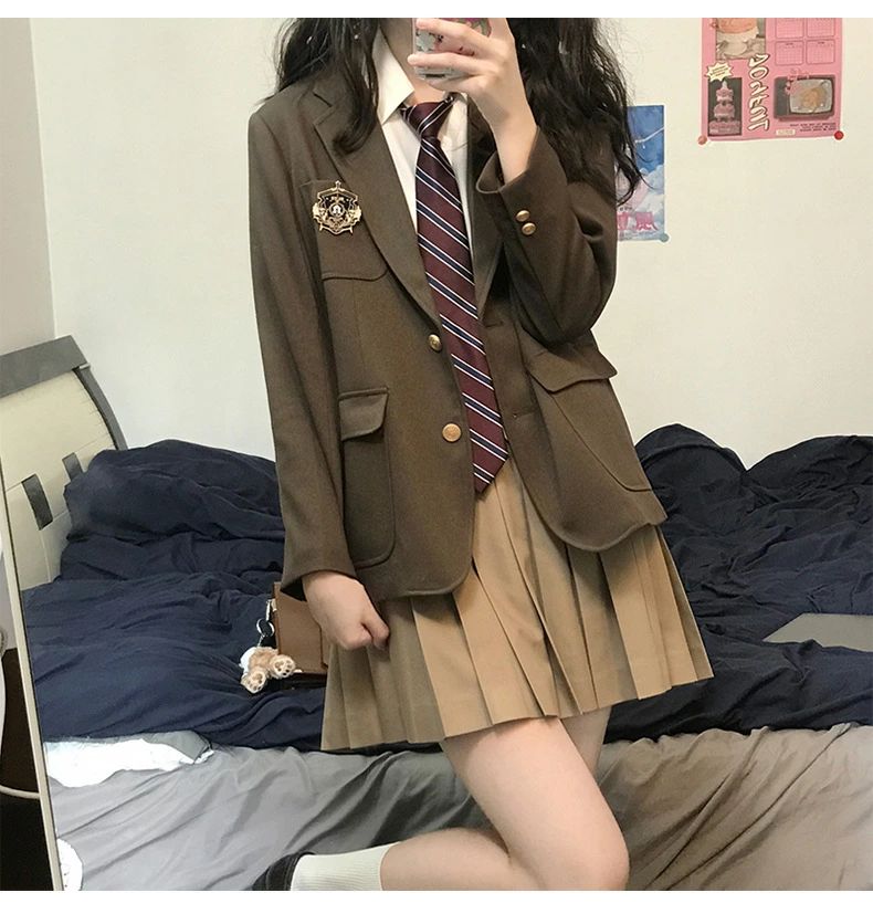 可愛い制服コスチュームが新登場！ 柔らかな肌触りの素材は、程良い厚みで着心地ばつぐん。 カジュアルシリーズ、コーデしやすい、学生風、かわいい、お好きなお方は早めにどうぞ♪ 内容：ジャケット + シャツ + ネクタイ + スカート 4セット サイズ：XS S M L XL 2XL 3XL 4 XL サイズについての説明：サイズ表 素材：ポリエステル その他 色：イエロー、ネイビー 備考 注意★洗濯時、色落ちがございます。他の物とのお洗濯もお控えくださいませ。 湿気を含んだ状態や水を含んだまま放置しないでください。 この製品は洗濯で若干縮むことがあります。洗濯機は使用できません。 ※ベージュ×モカのみ使用糸の関係上、風合いが少々異なります。 ●色合いはモニター環境により若干の誤差が出ます。 ●綿混合商品は洗濯時に多少縮む事がございます。 ●本製品は生産過程におきまして、生地を織る際の糸の継ぎ目や多少のほつれが生じることがありまが、品質上は問題ありません。また、生地の織りに他繊維が混紡している場合もございます。 ▼色落ちの恐れがございますので、他のものとは分けて洗濯してください。 ▼タンブラー乾燥はお避け下さい。 ▼洗濯の際は他の物と区別して、漂白剤を避け、手洗いを お勧めします。