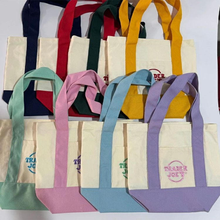 素材：コットン65％、ポリエステル35％ 横幅:約33cm　縦:約28cm　底マチ:約15cm　持ち手:約65cm 買い物時だけでなく、普段使いもできるオールマイティなデザイン。 頑丈なキャンバス地、それでいてこのお値段！天才かな。